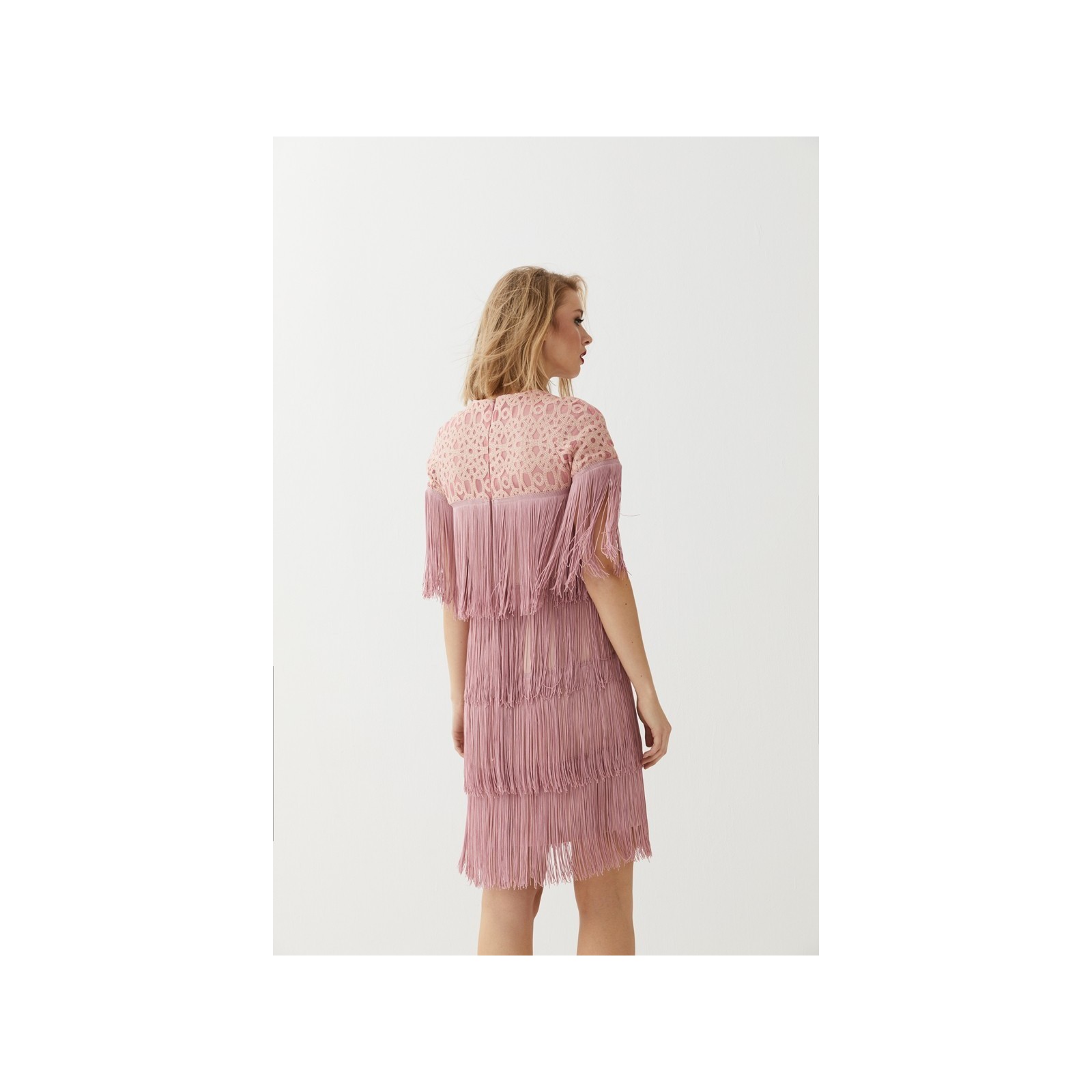 Precioso vestido corto con media manga y flecos en rosa empolvado.