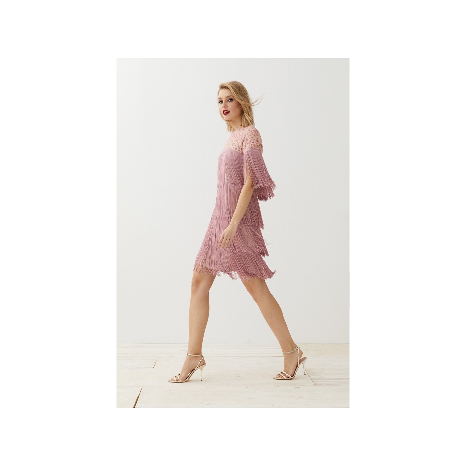Precioso vestido corto con media manga y flecos en rosa empolvado.