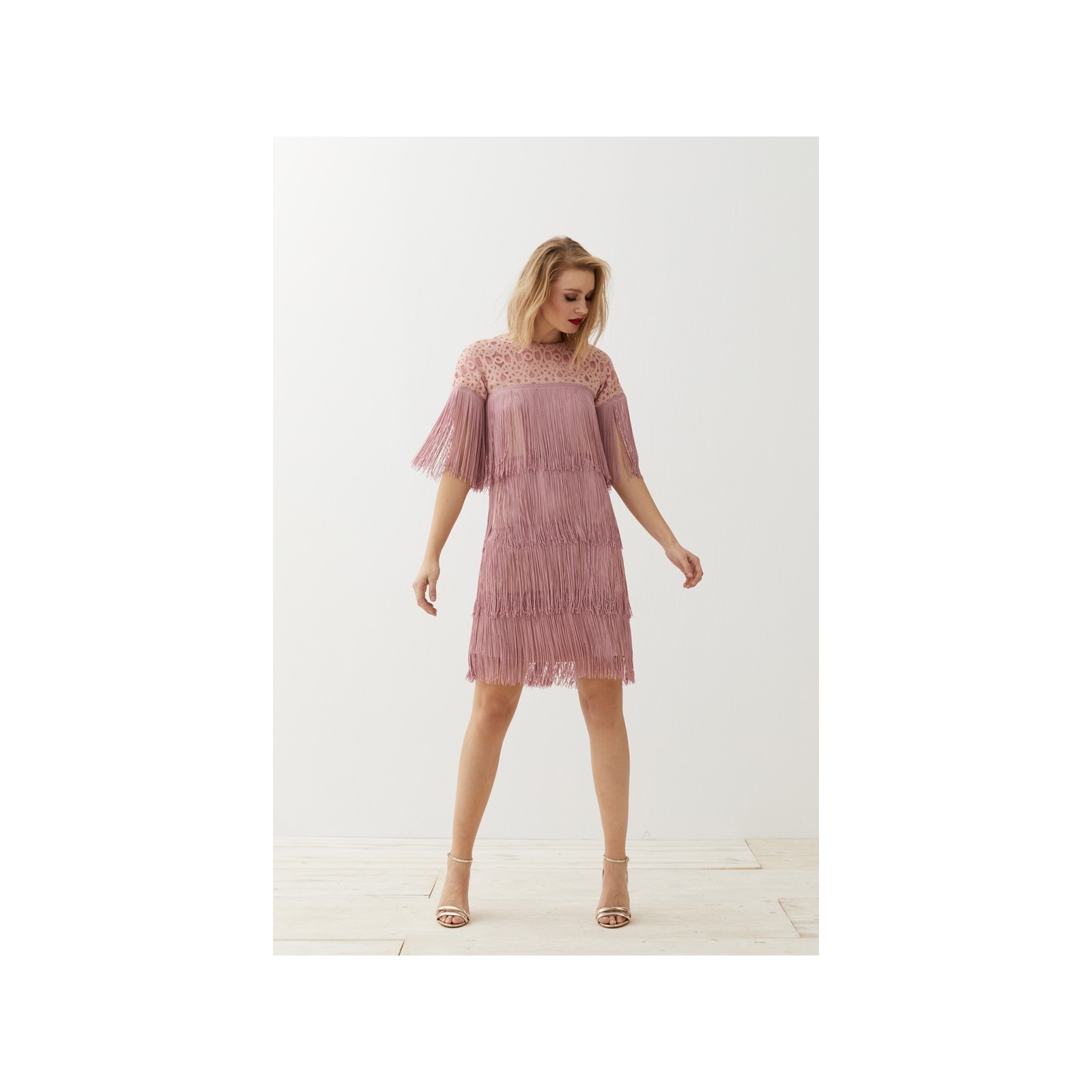 Precioso vestido corto con media manga y flecos en rosa empolvado.