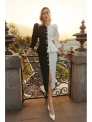 vestido midi de crepe blanco  y negro con peplum manga abullonada jamon  y boton joya