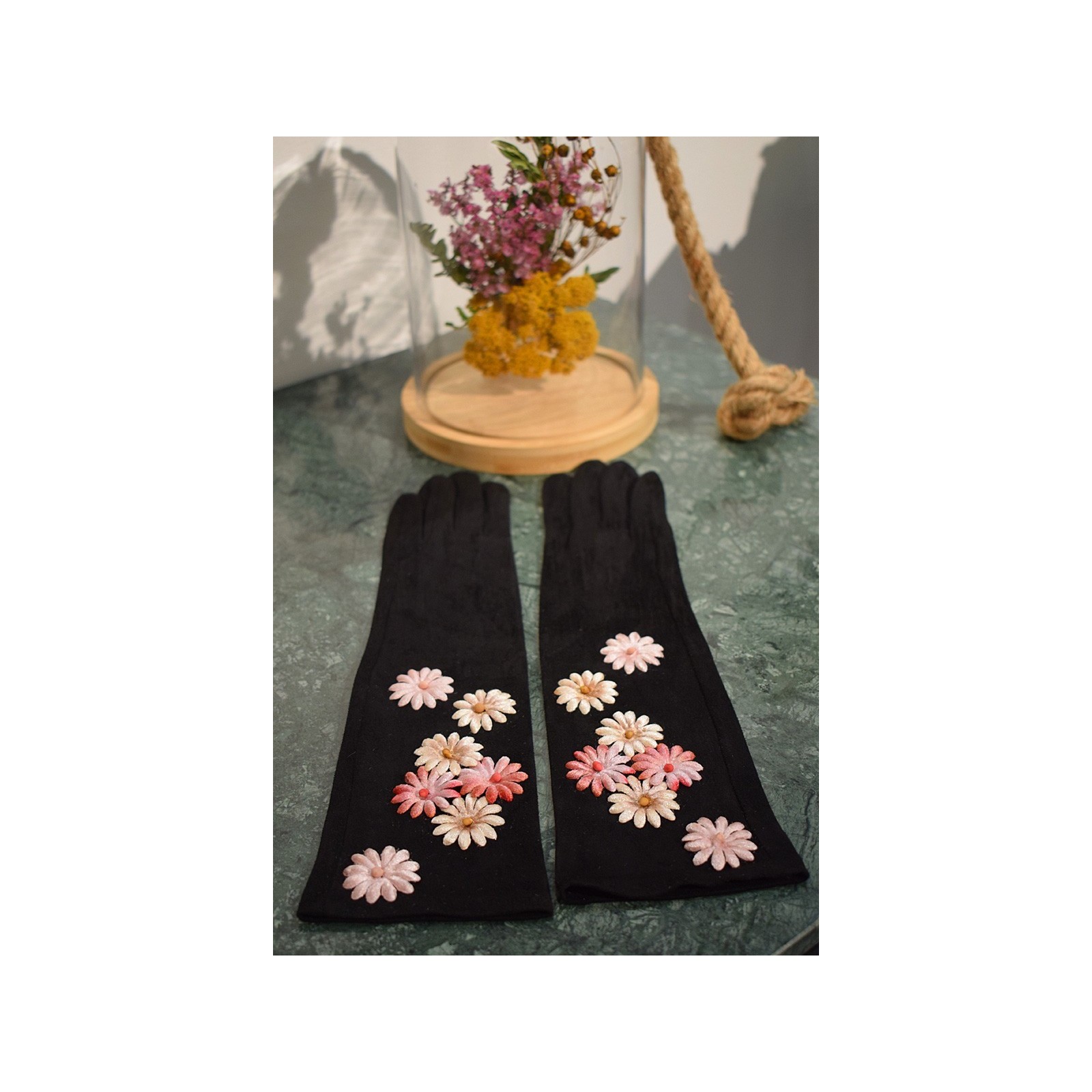 guantes antelina negro con flores de terciopelo rosa