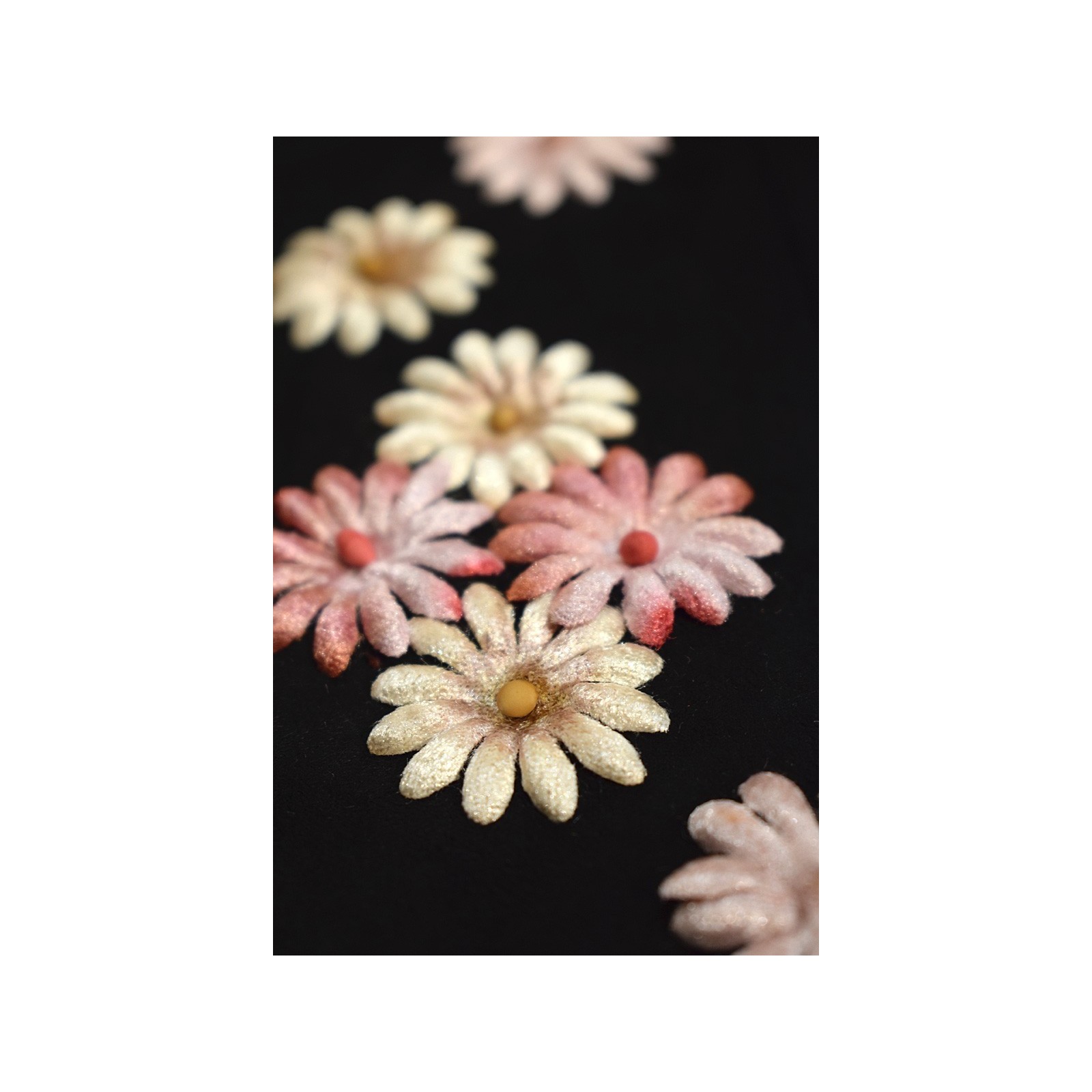 guantes antelina negro con flores de terciopelo rosa