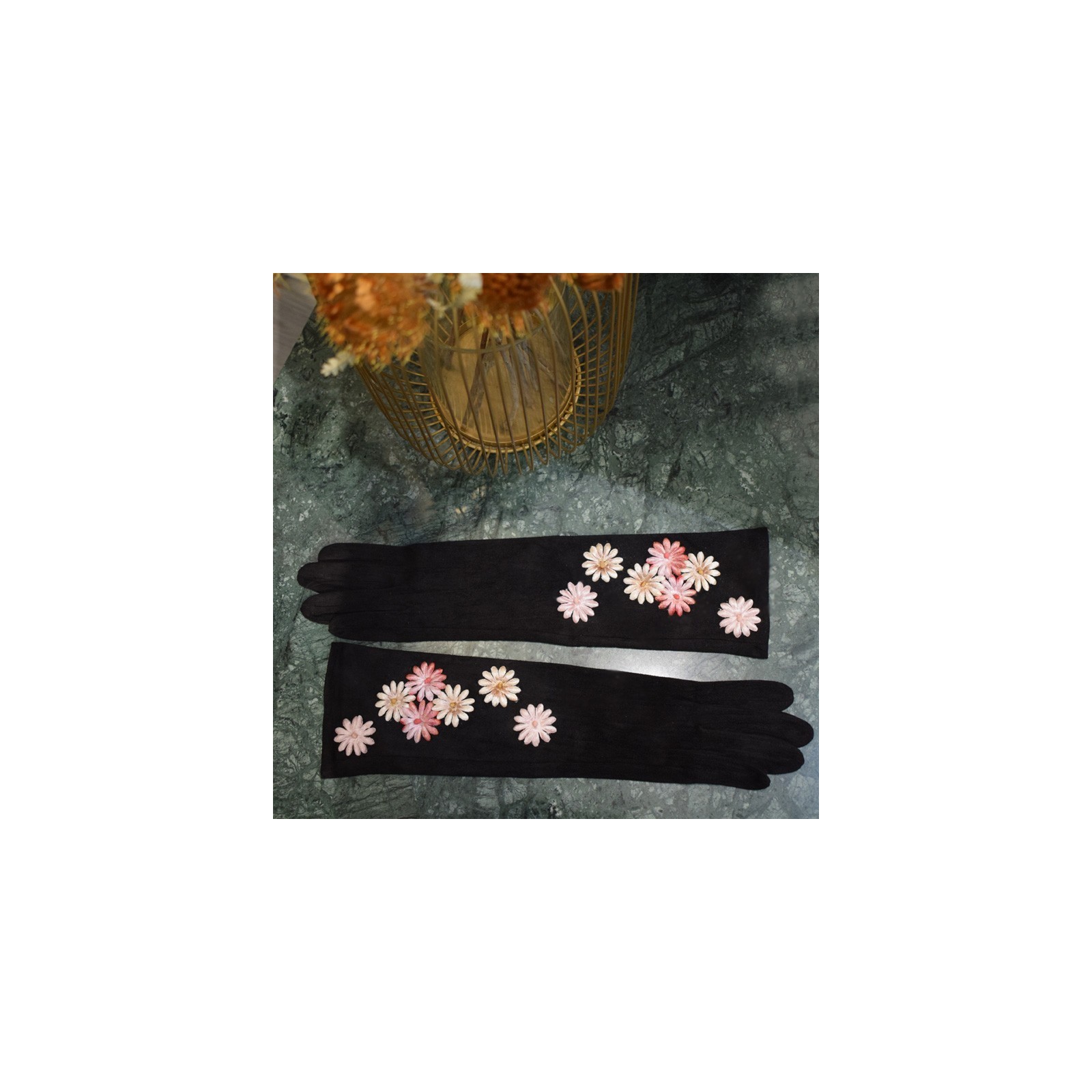 guantes antelina negro con flores de terciopelo rosa