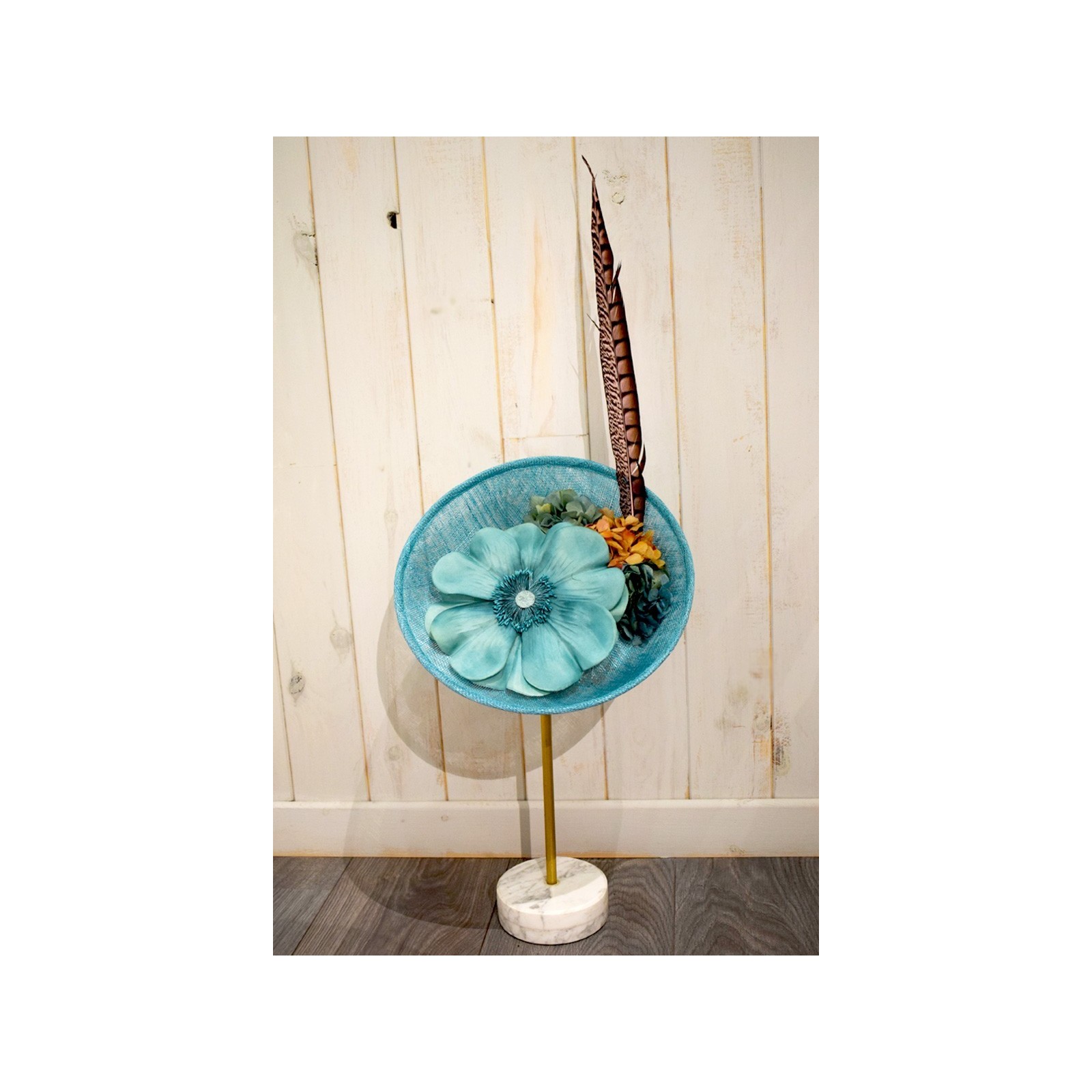 tocado azul claro con flor grande y pluma faisan