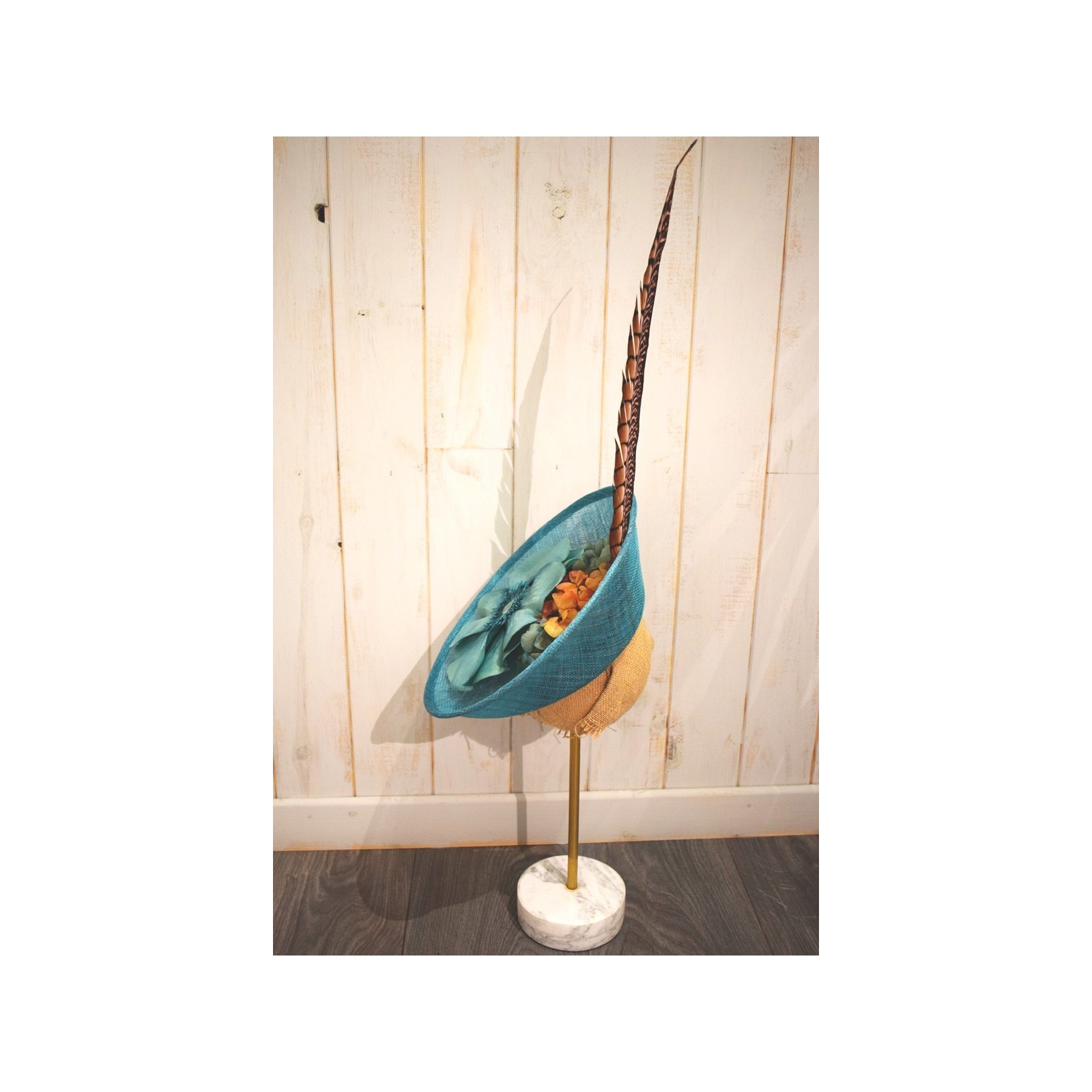 tocado azul claro con flor grande y pluma faisan