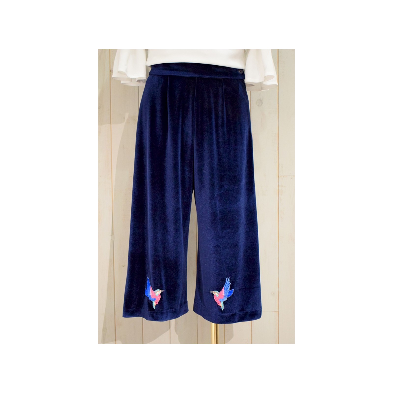 pantalon culote terciopelo azul con pajaros bordados