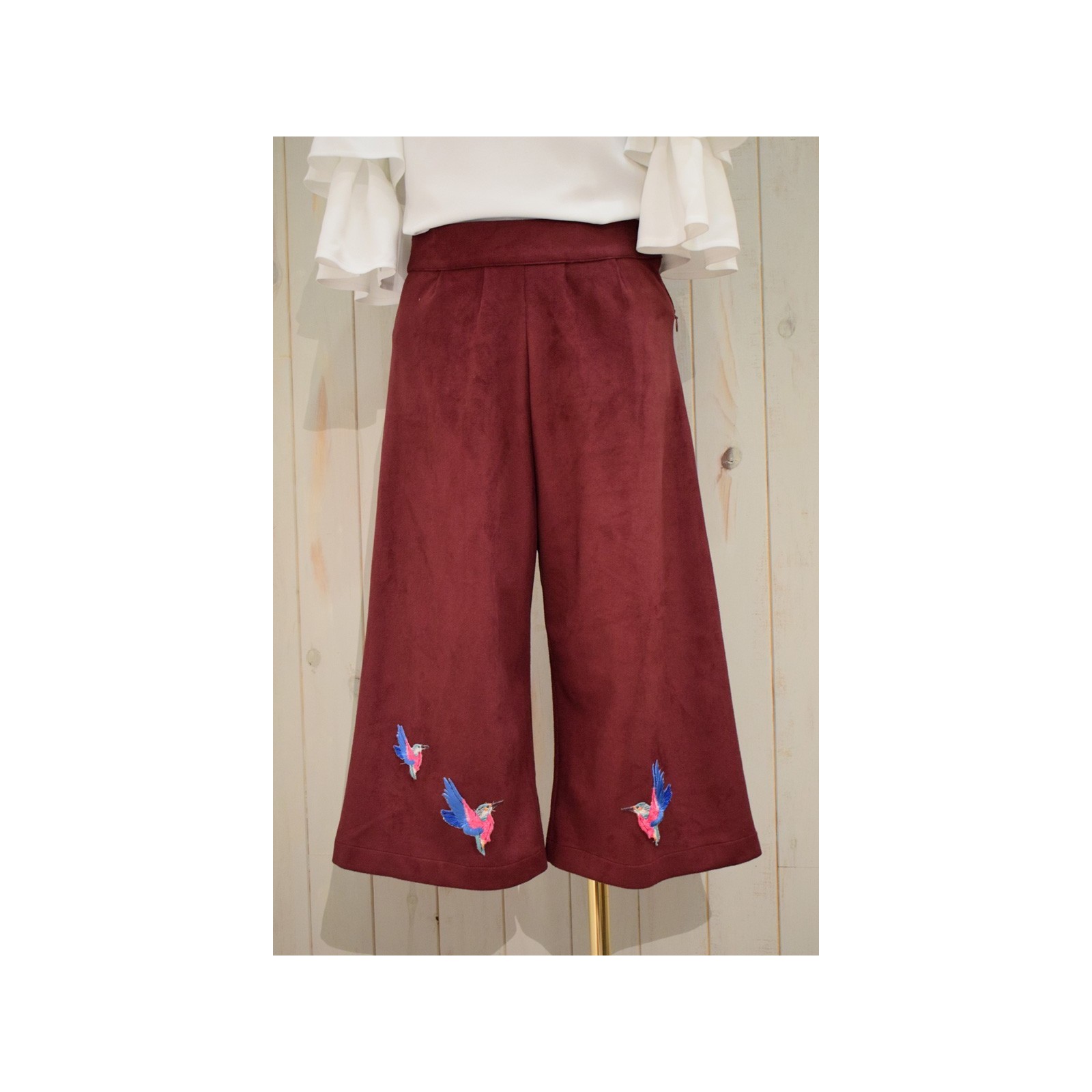 pantalon culote ante burdeos con bordados de pajaros