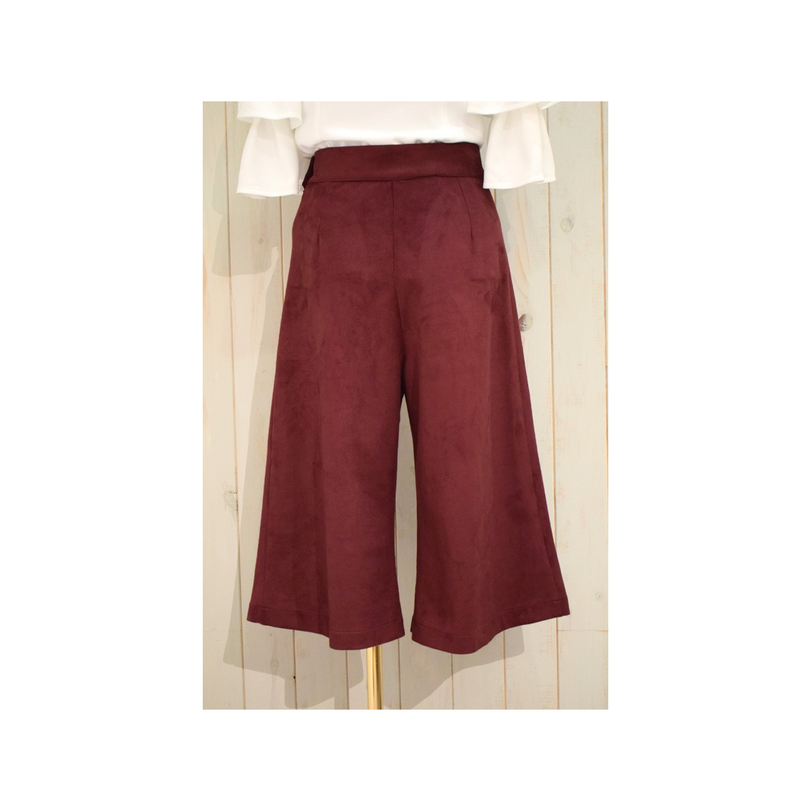 pantalon culote ante burdeos con bordados de pajaros