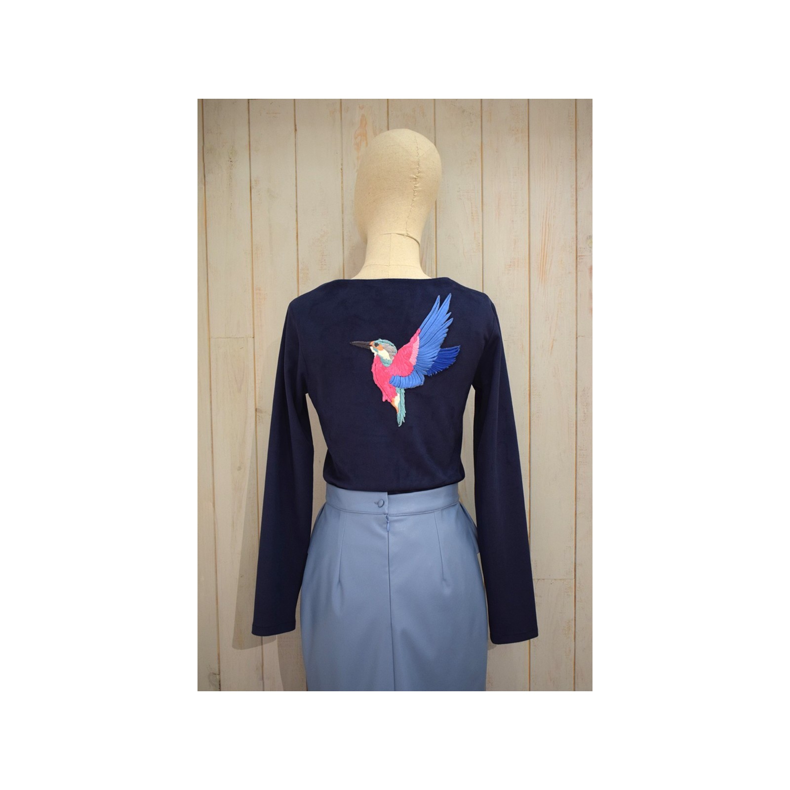 jersey ante azul con pajaro bordado en espalda manga larga
