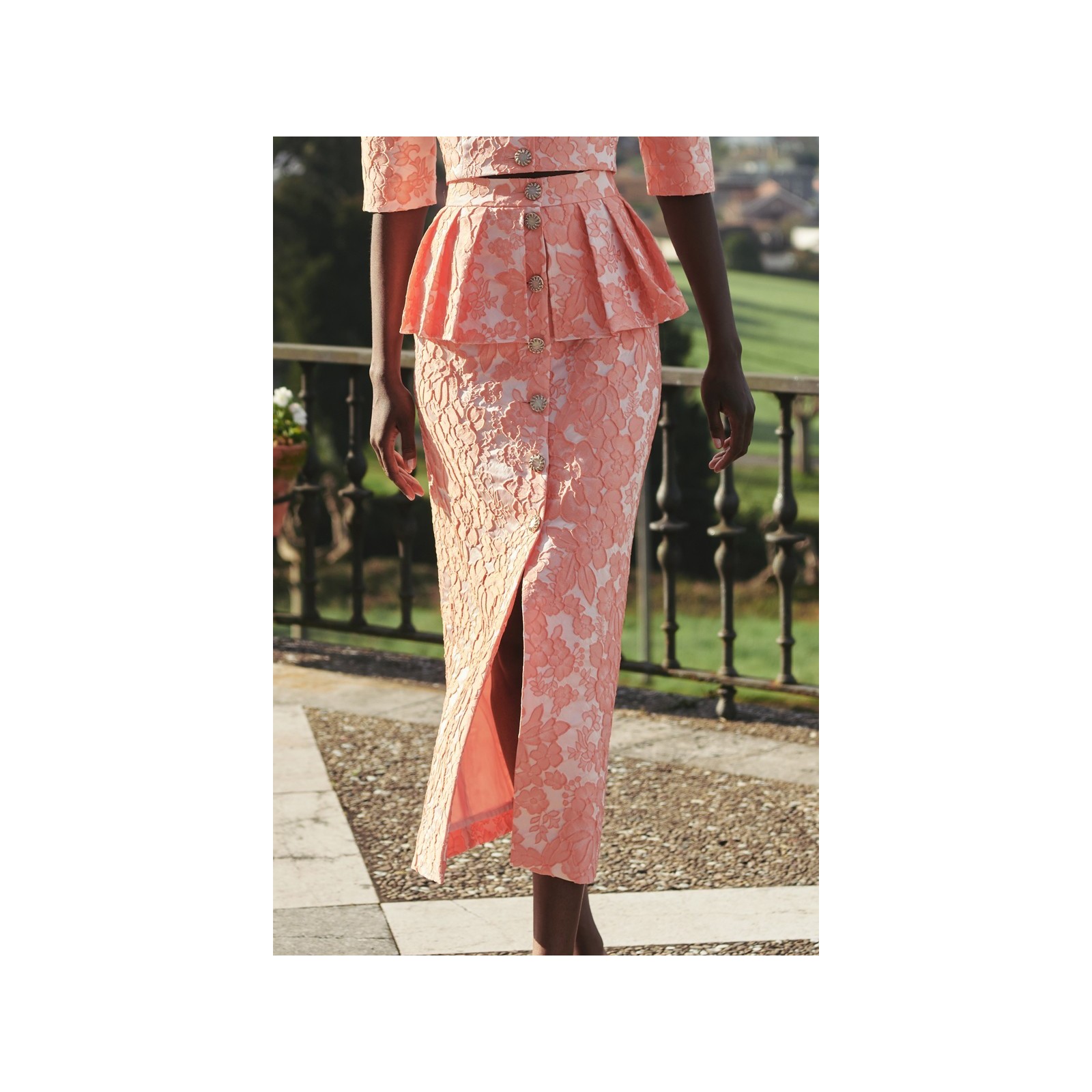 Falda brocada flores coral con peplum y botones joya