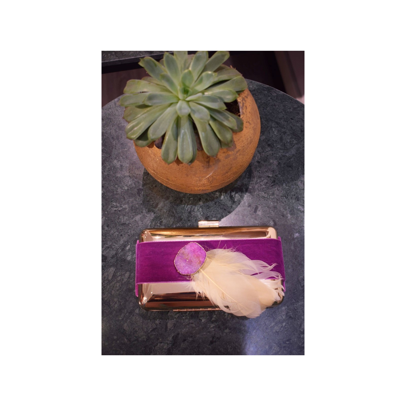 clutch base dorada terciopelo piedra frambuesa pluma beige