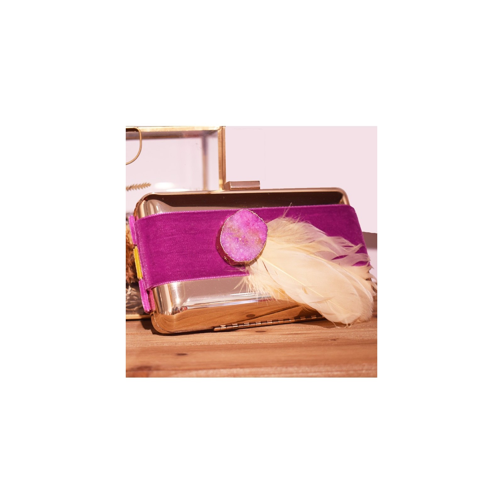 clutch base dorada terciopelo piedra frambuesa pluma beige