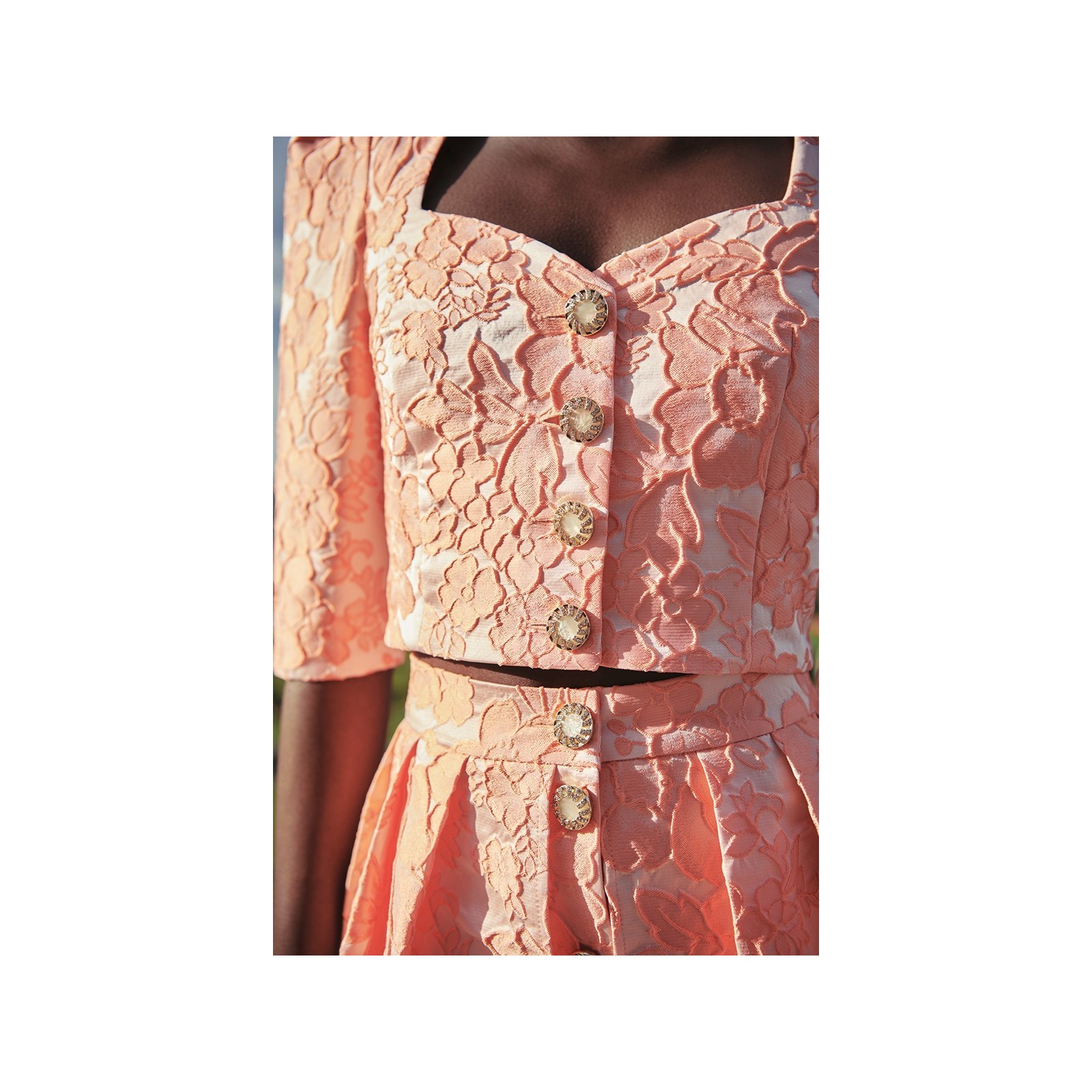 Top joya brocado coral con manga francesa escote corazon invitada