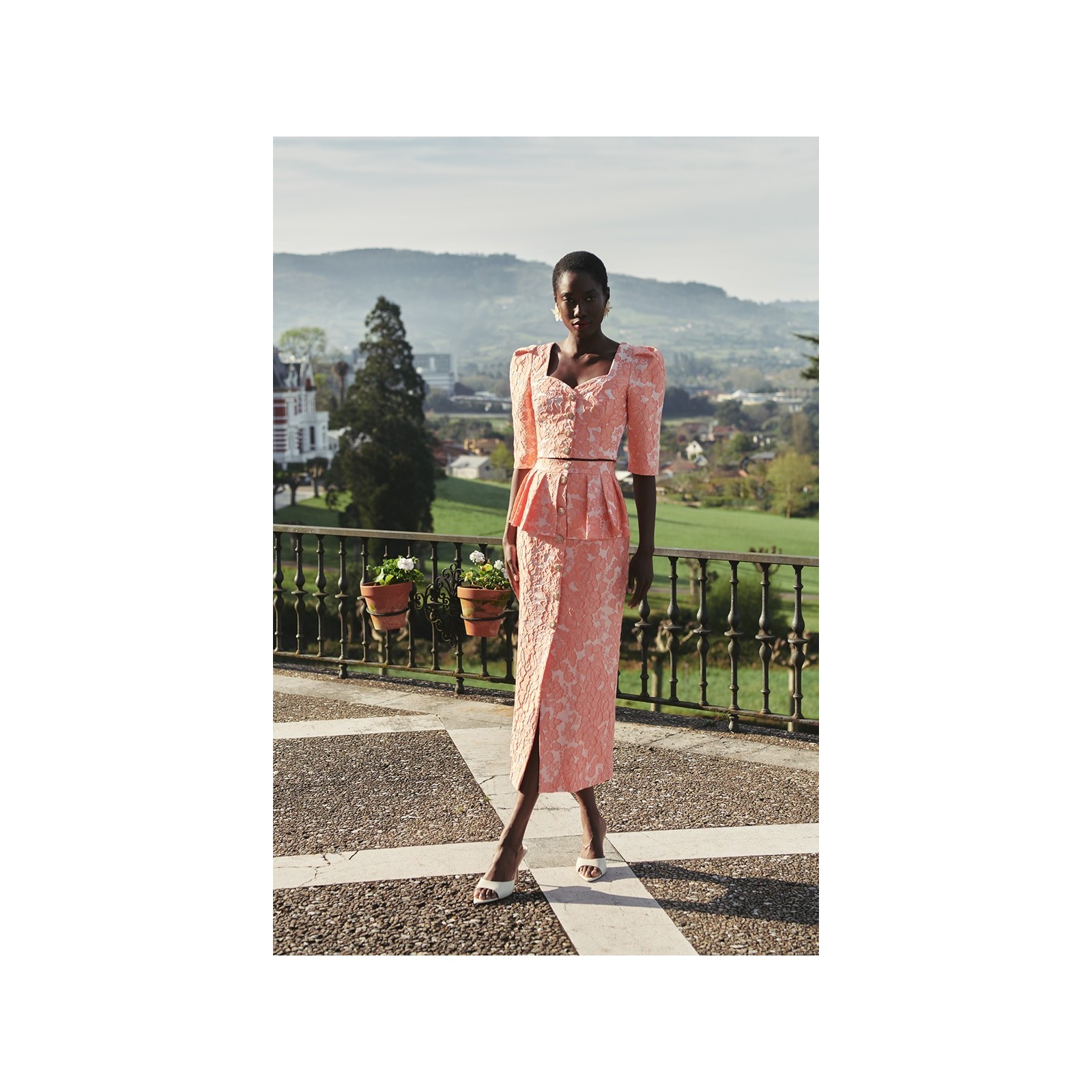 Top joya brocado coral con manga francesa escote corazon invitada