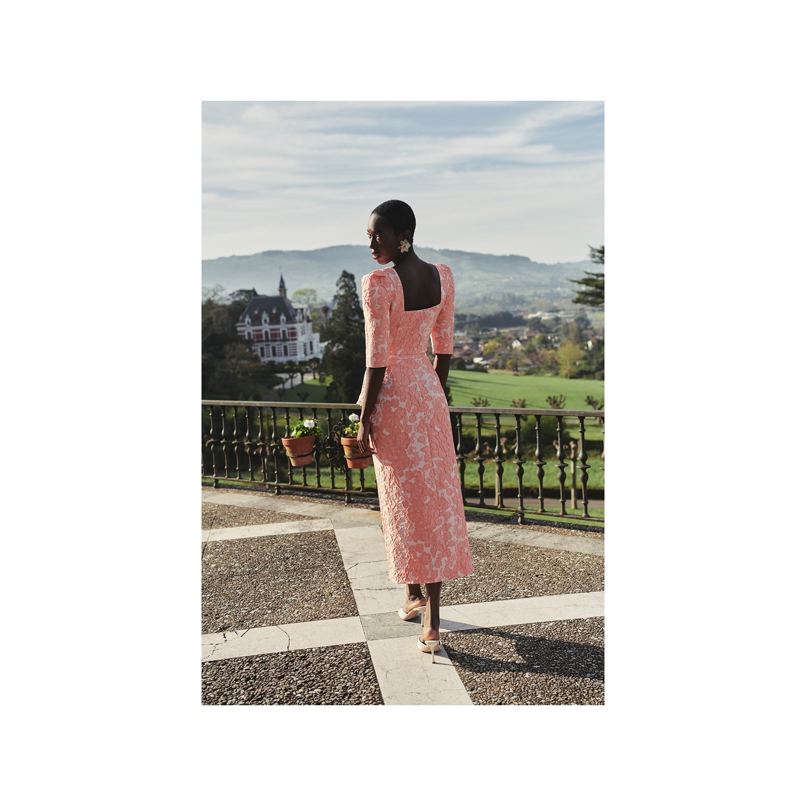 Top joya brocado coral con manga francesa escote corazon invitada