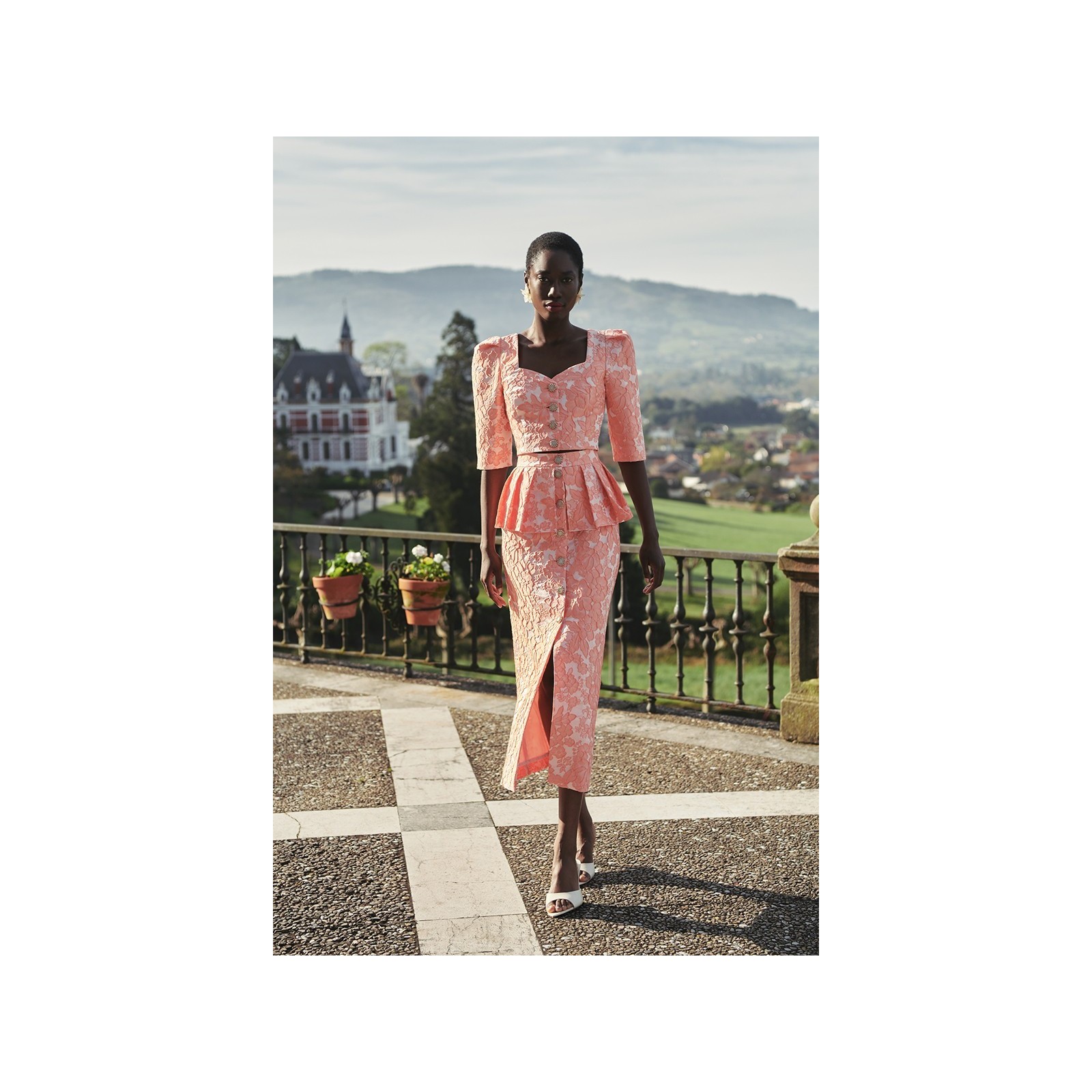 Top joya brocado coral con manga francesa escote corazon invitada