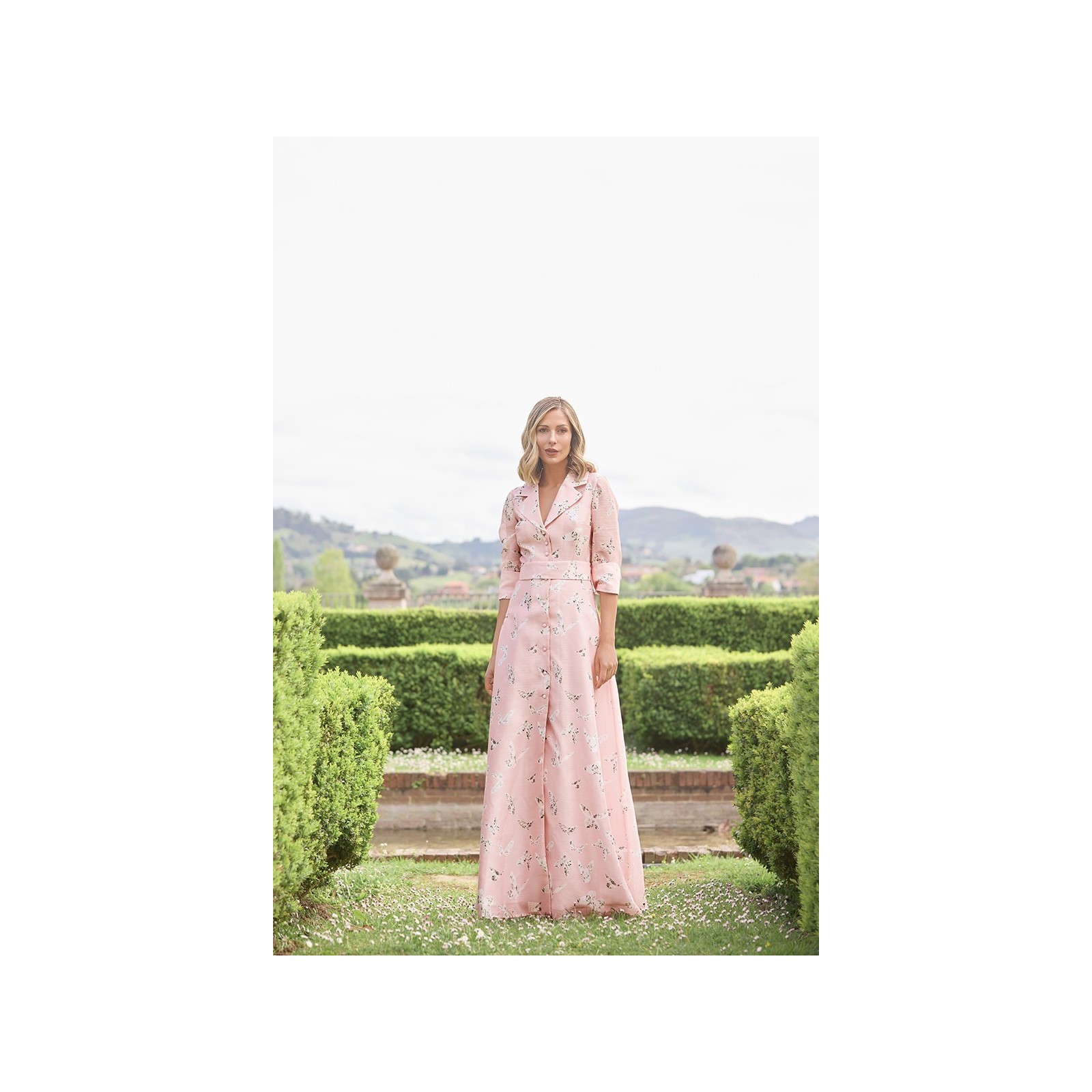 Vestido camisero largo con cuello esmoquin en organza mariposas