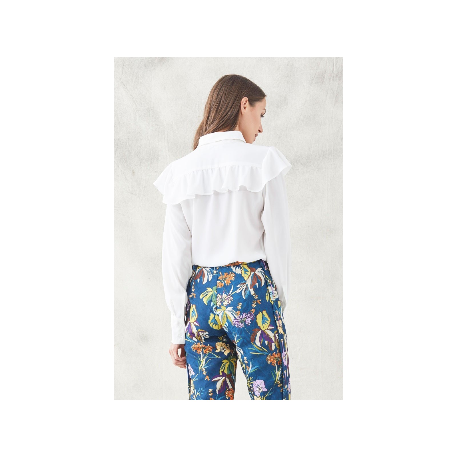 blusa manga larga crepe devore blanca abotonadura y lazada