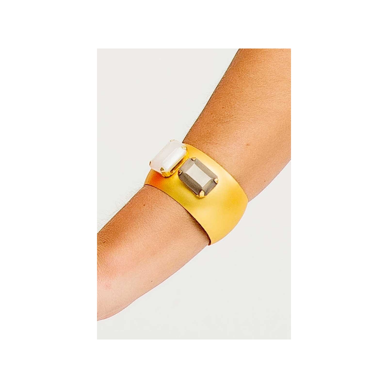 Pulsera dorada con piedras facetadas gris y blanca