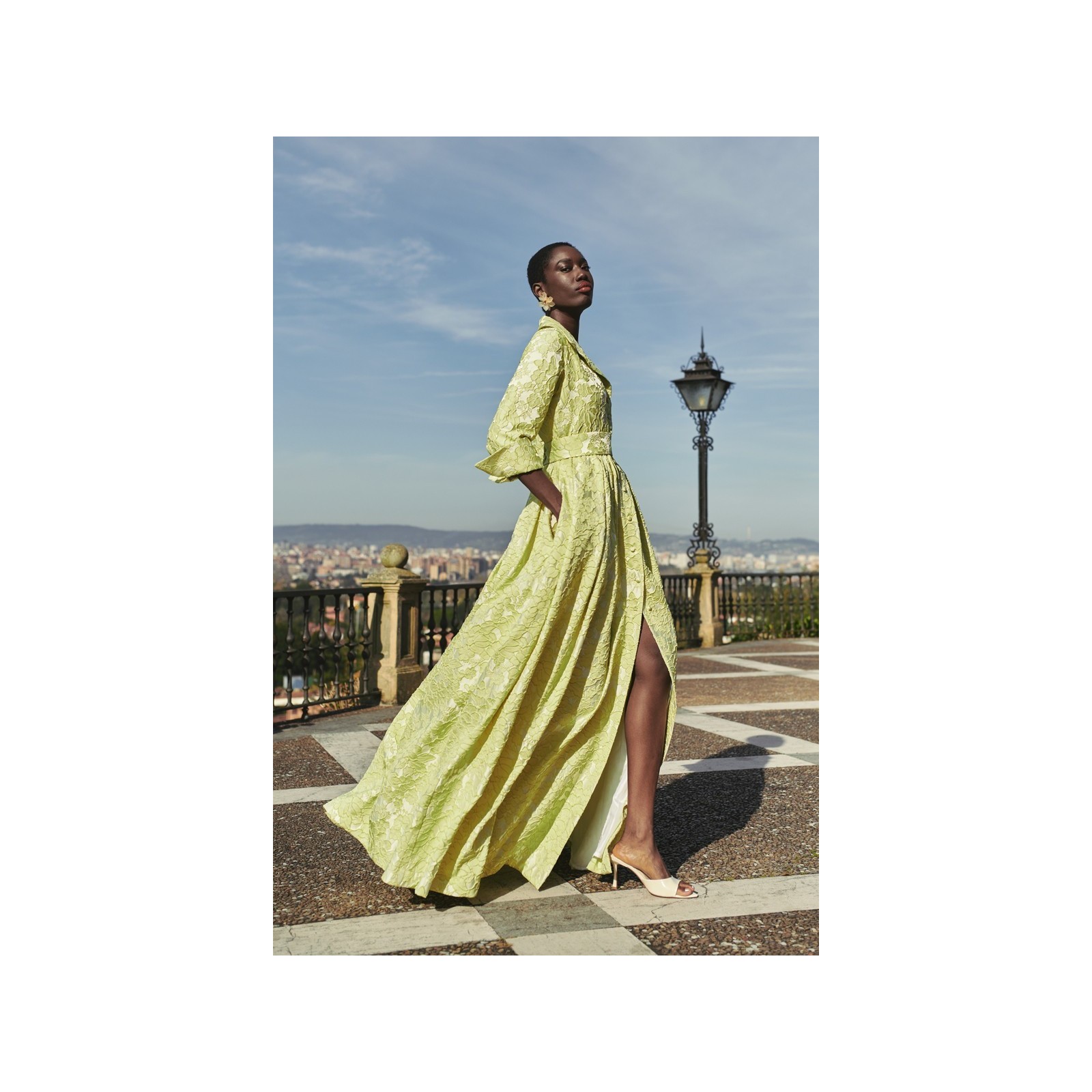 Vestido largo camisero en tejido brocado lima para invitada a