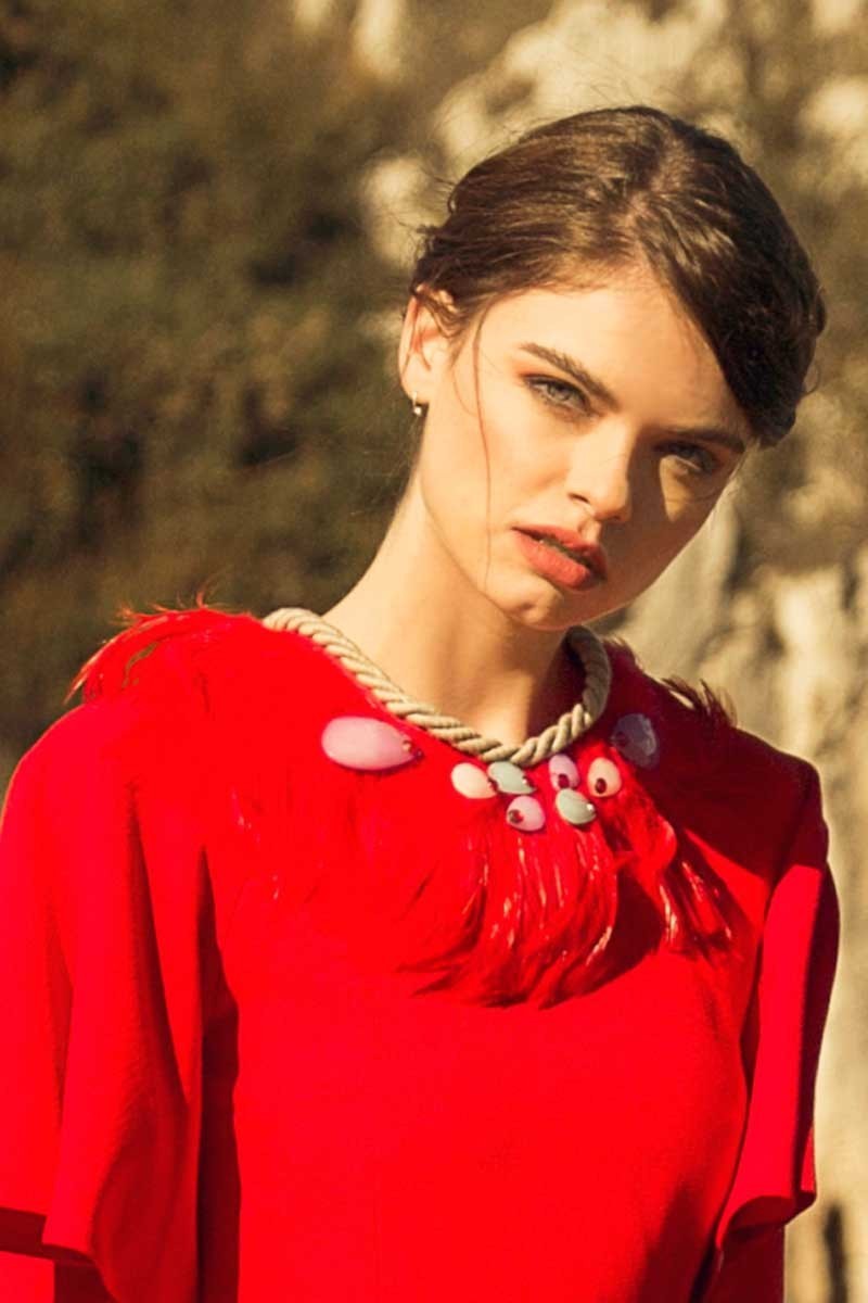 Collar de plumas rojas con pedreria de colores aguamarina blanco y