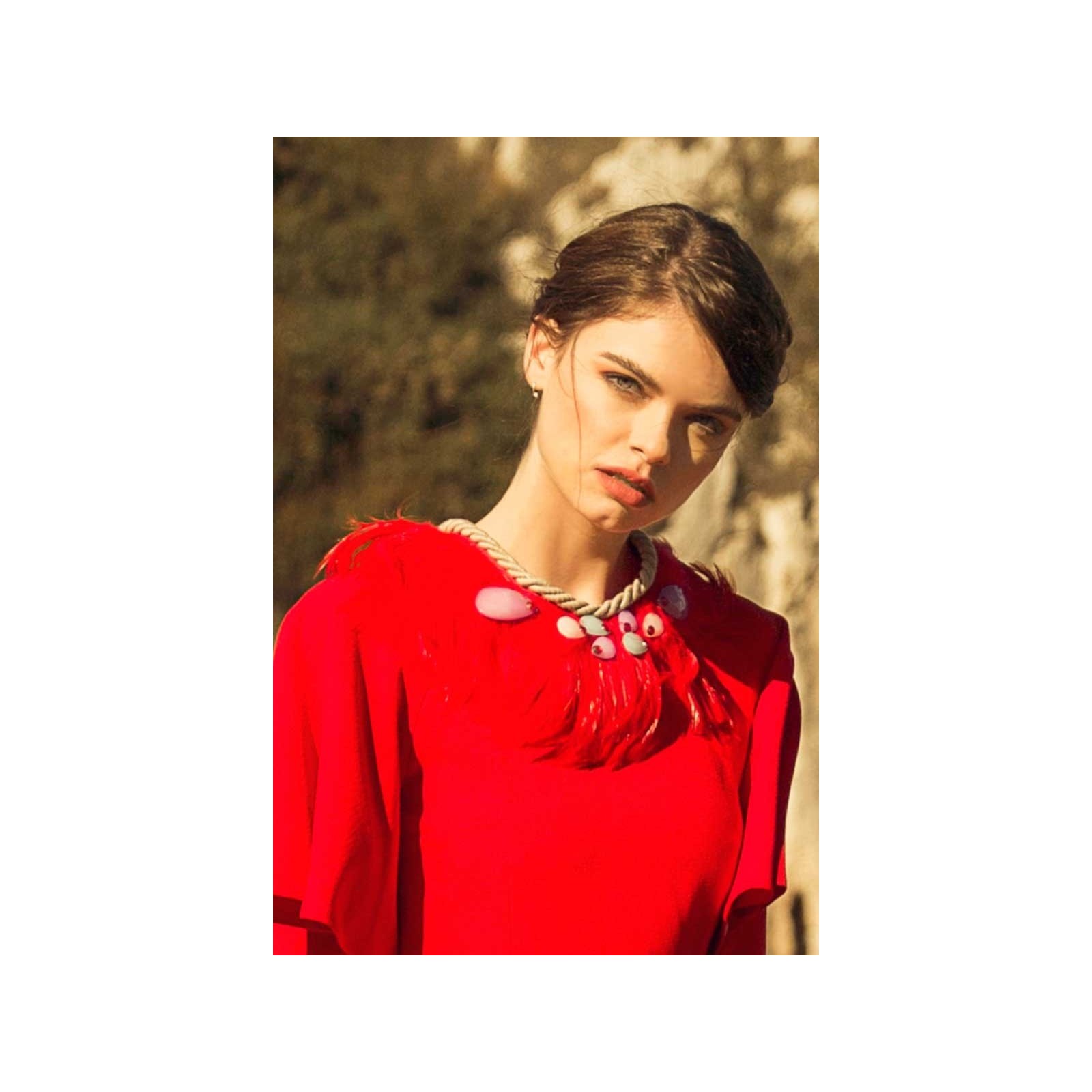 Collar de plumas rojas con pedreria de colores aguamarina blanco y