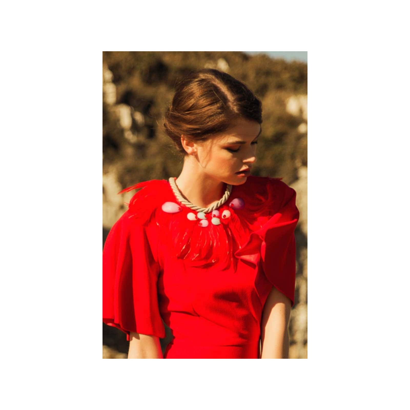 Collar de plumas rojas con pedreria de colores aguamarina blanco y