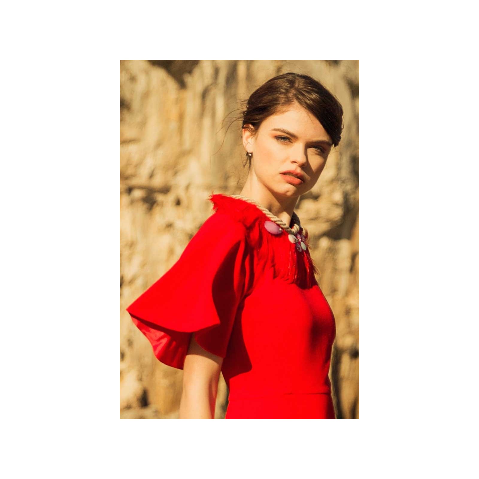 Collar de plumas rojas con pedreria de colores aguamarina blanco y
