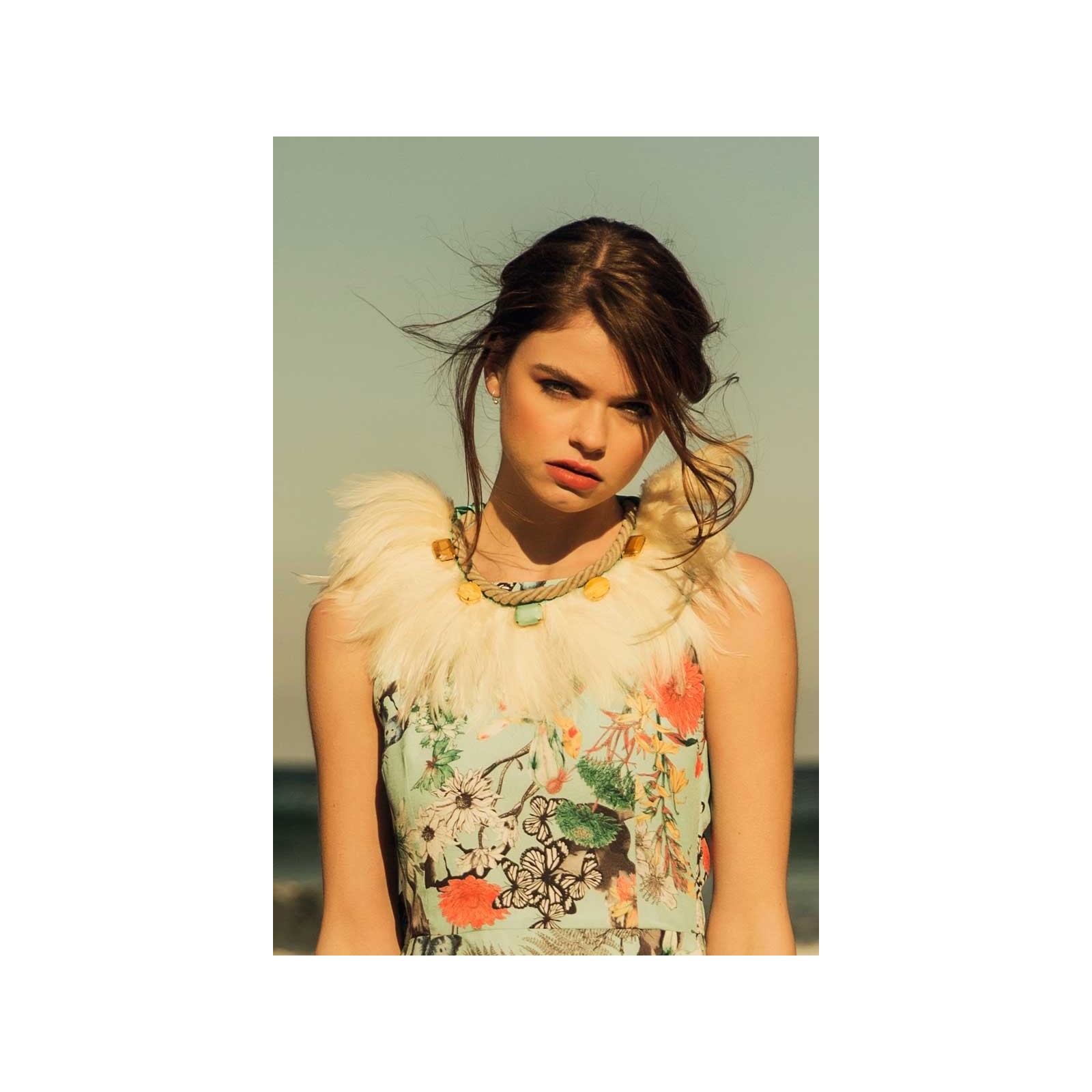 Collar de Cordon con Piedras de Colores y Plumas Beige Claro