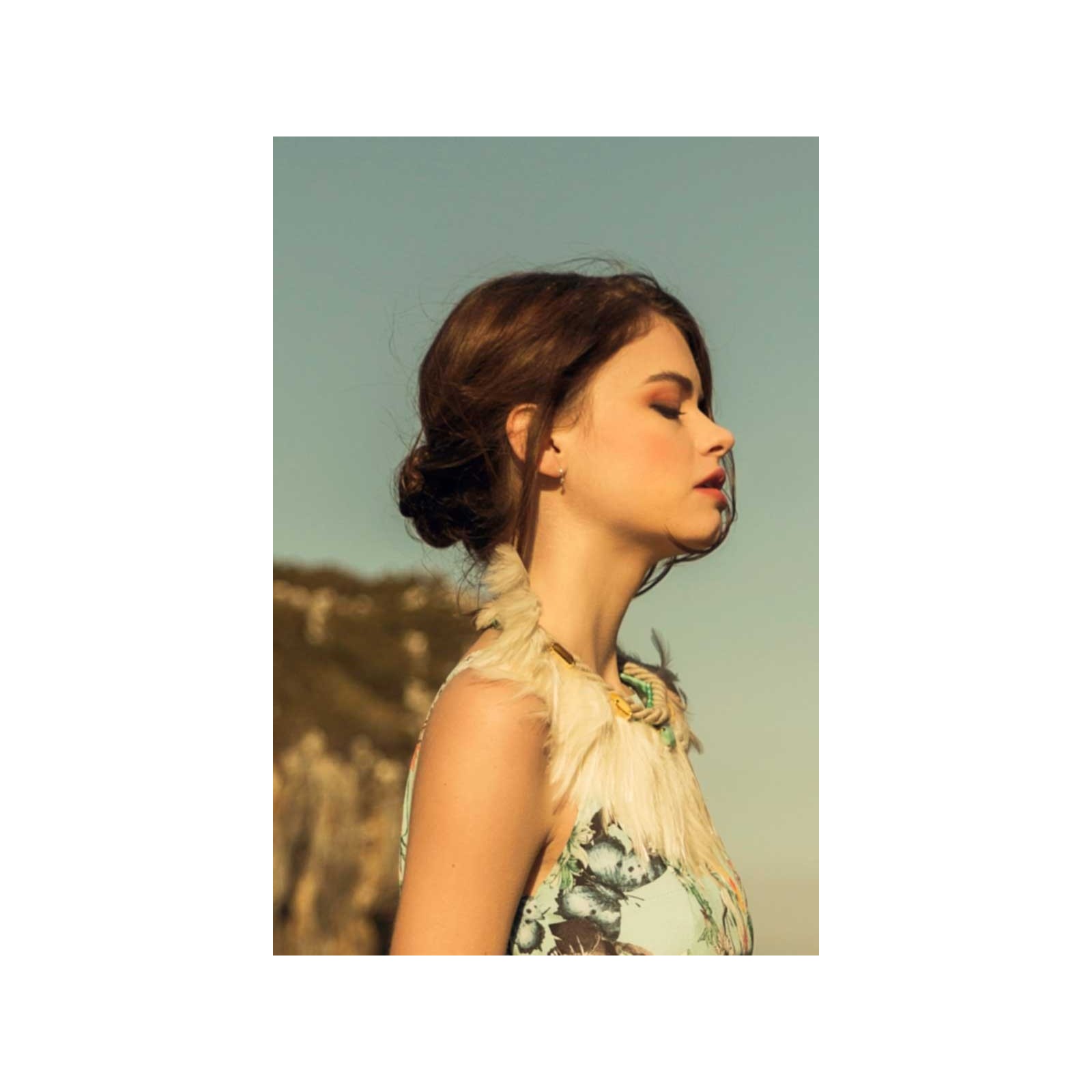 Collar de Cordon con Piedras de Colores y Plumas Beige Claro