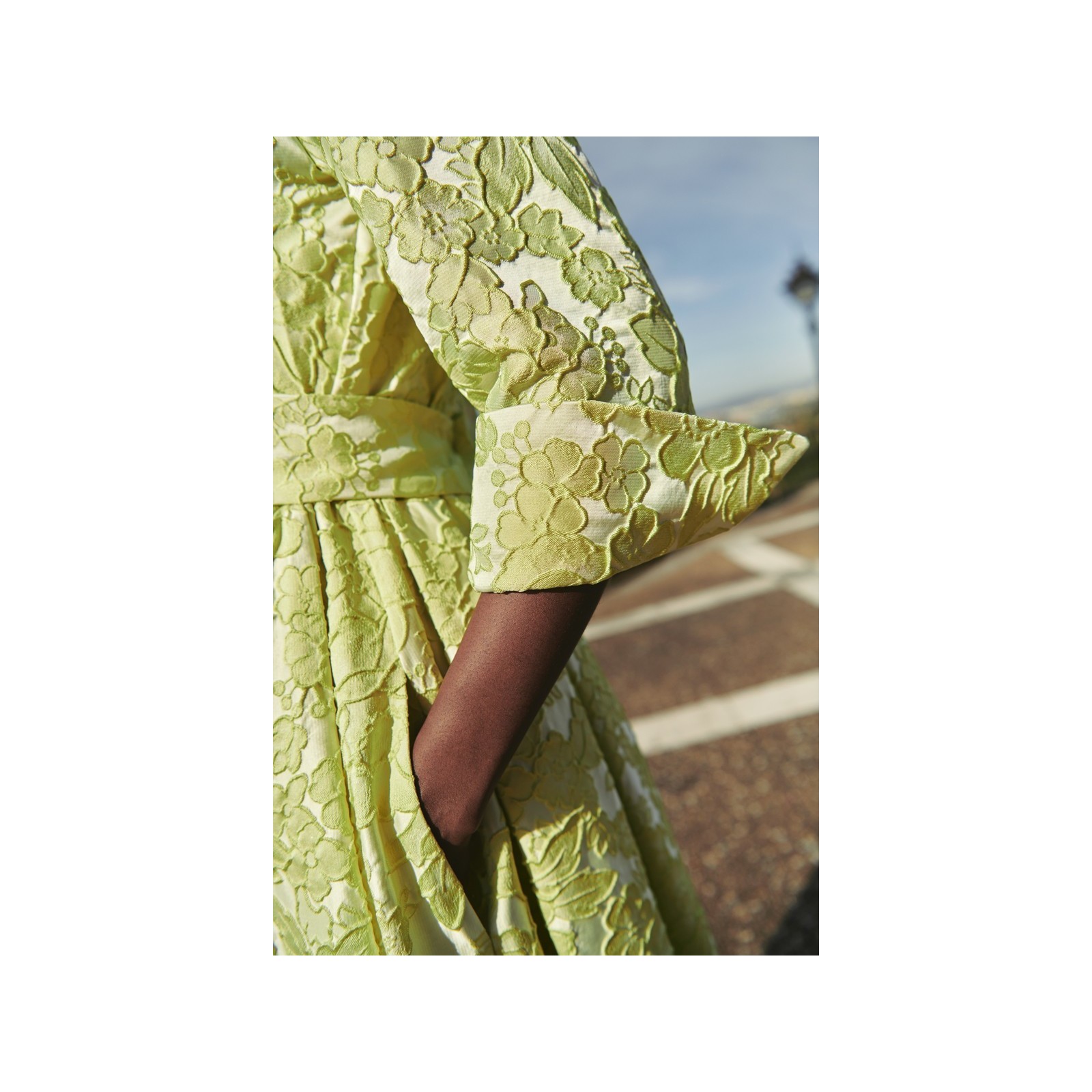Vestido largo camisero en tejido brocado lima para invitada a