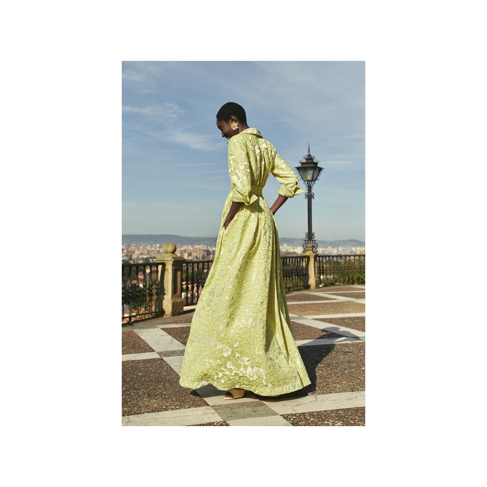 Vestido largo camisero en tejido brocado lima para invitada a