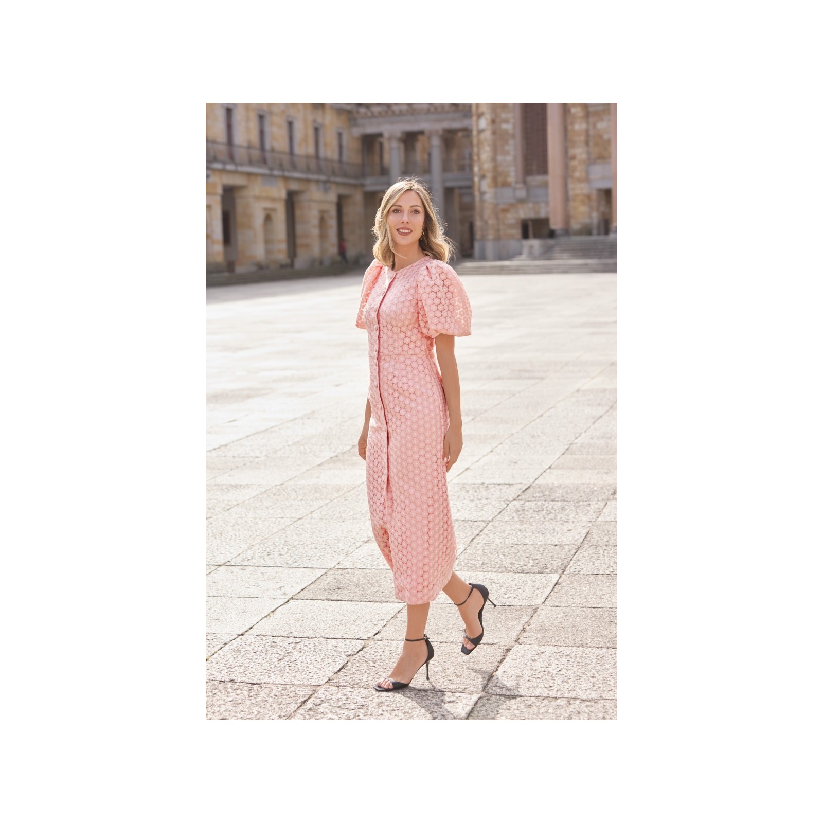 Vestido brocado rosa con mangas volumen y botones joya  para