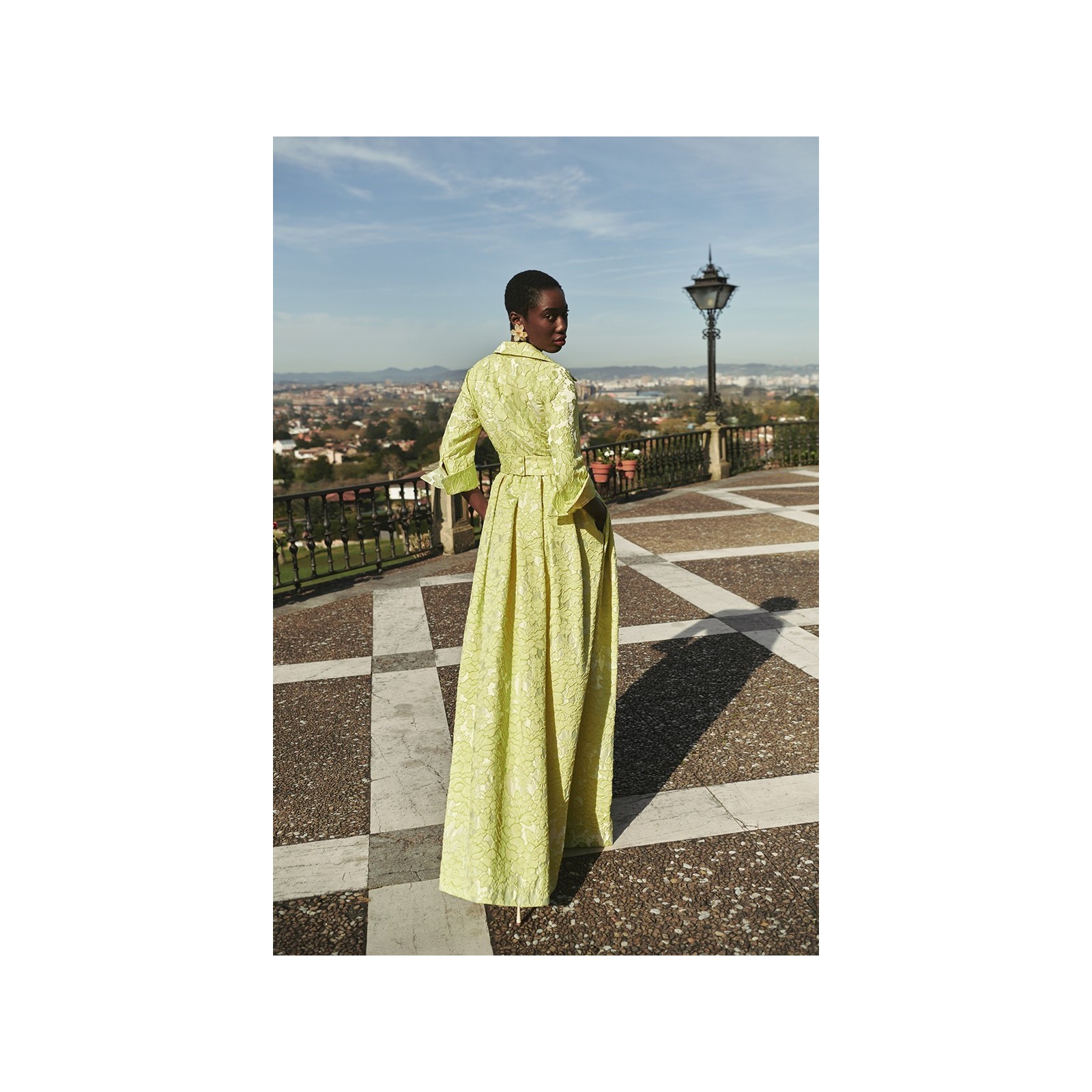 Vestido largo camisero en tejido brocado lima para invitada a