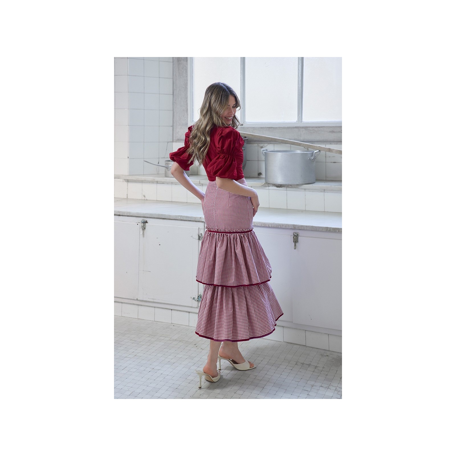 Falda midi cuadro vichy volantes blanco y burdeos
