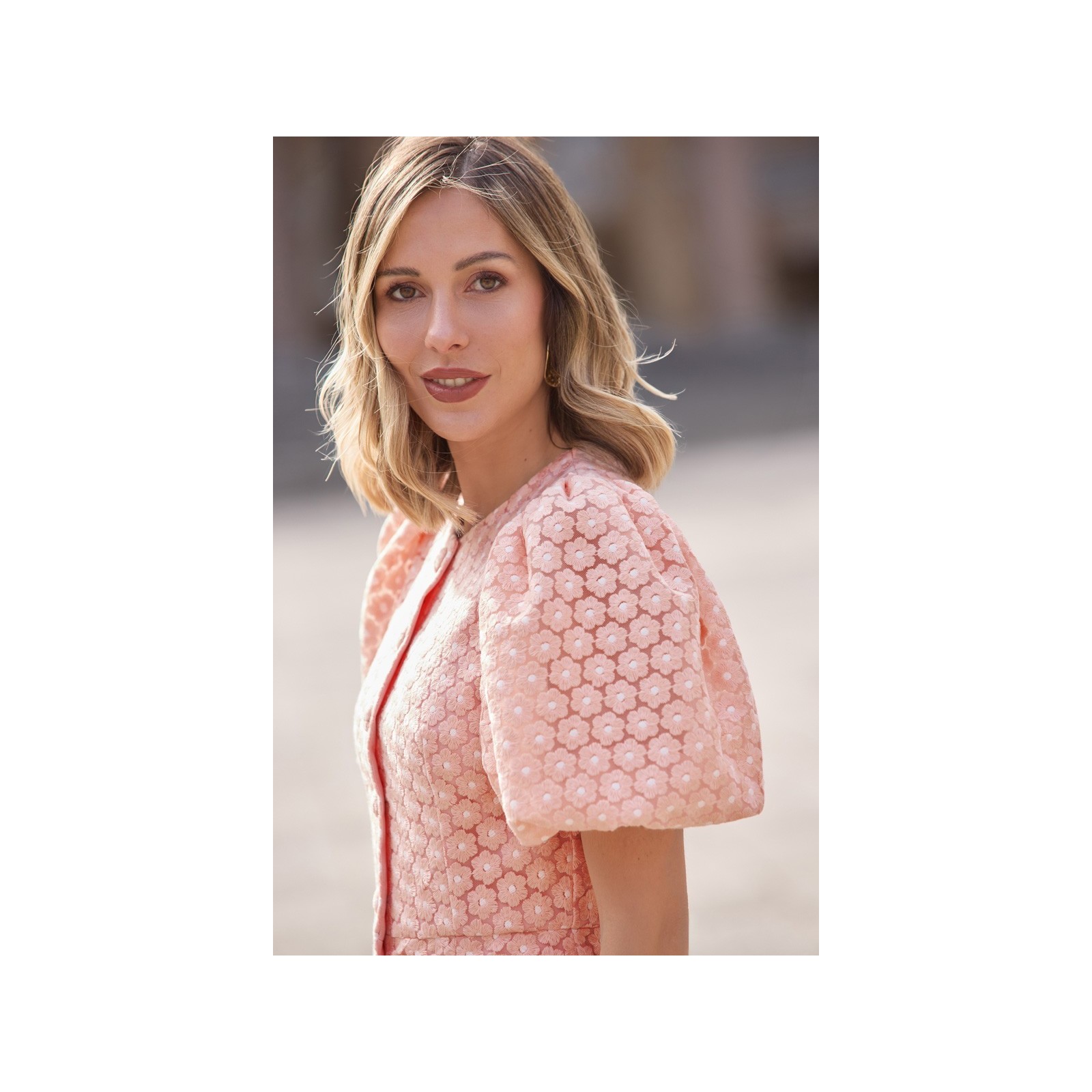 Vestido brocado rosa con mangas volumen y botones joya  para