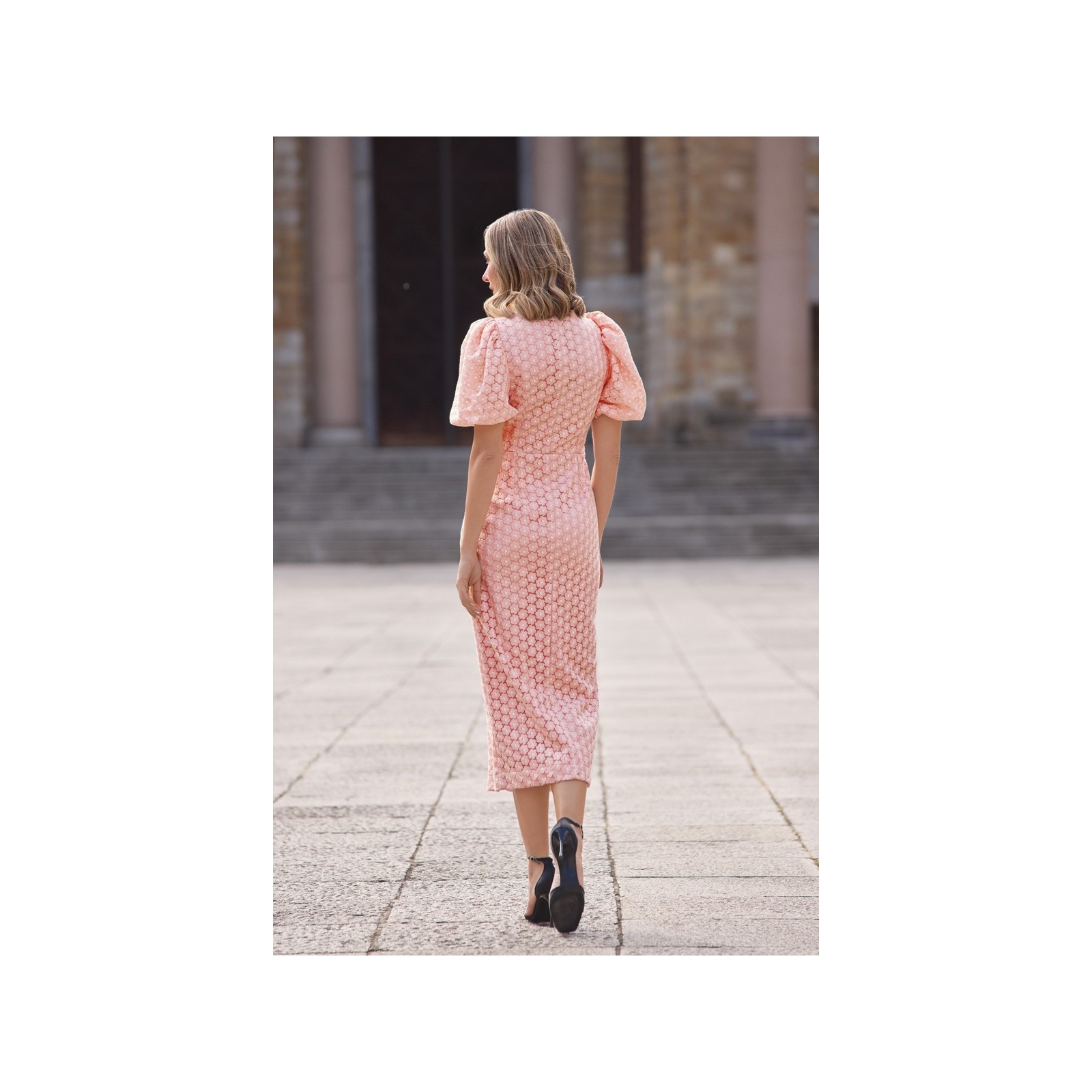Vestido brocado rosa con mangas volumen y botones joya  para