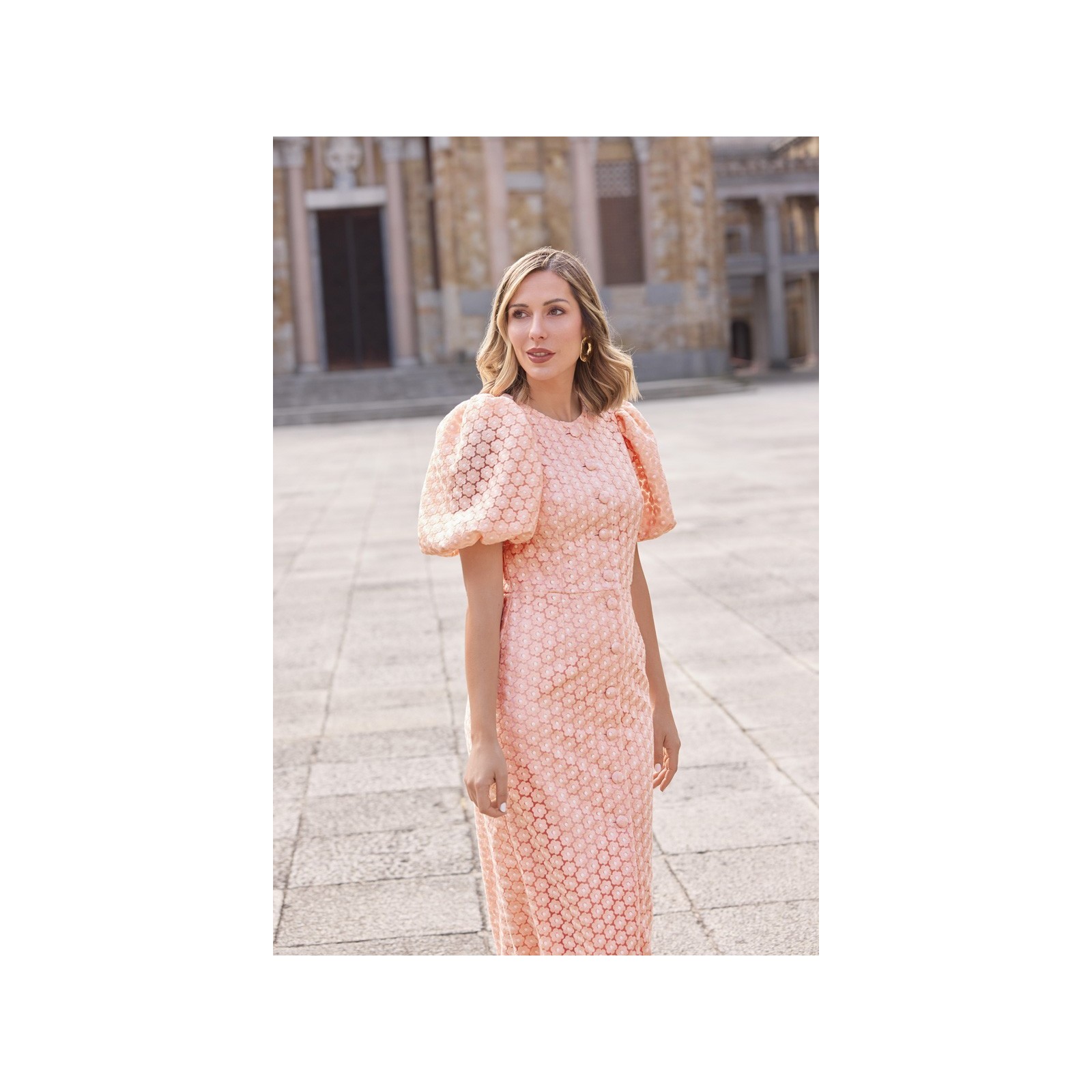 Vestido brocado rosa con mangas volumen y botones joya  para