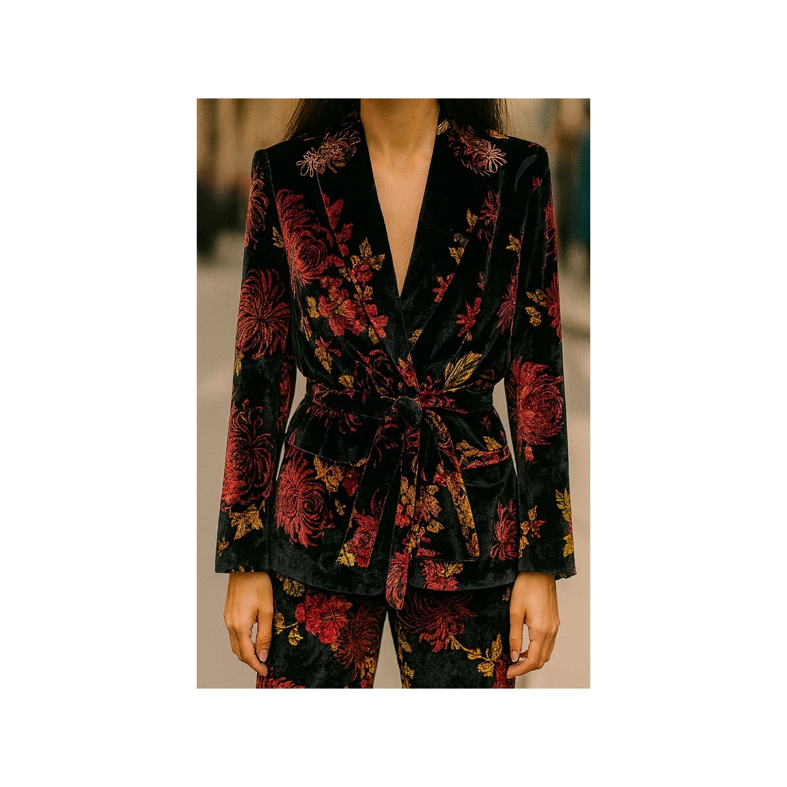 traje de chaqueta y pantalón terciopelo negro con estampado de
