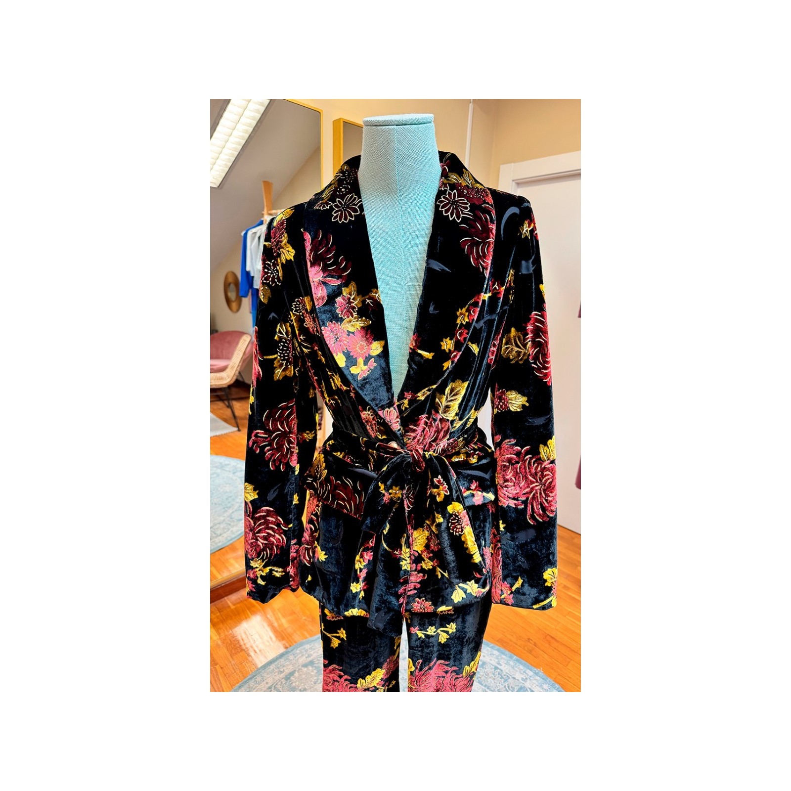 traje de chaqueta y pantalón terciopelo negro con estampado de