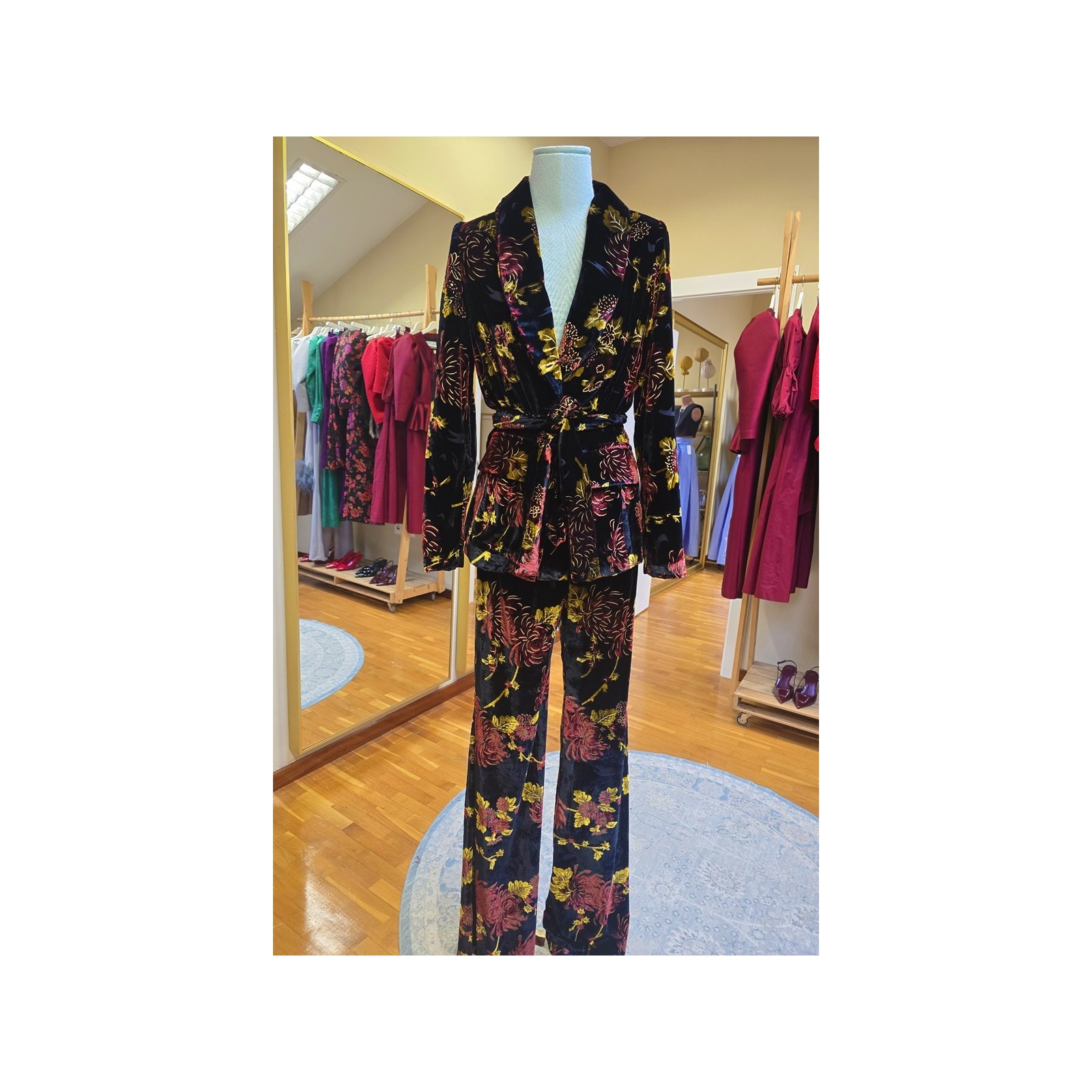 traje de chaqueta y pantalón terciopelo negro con estampado de