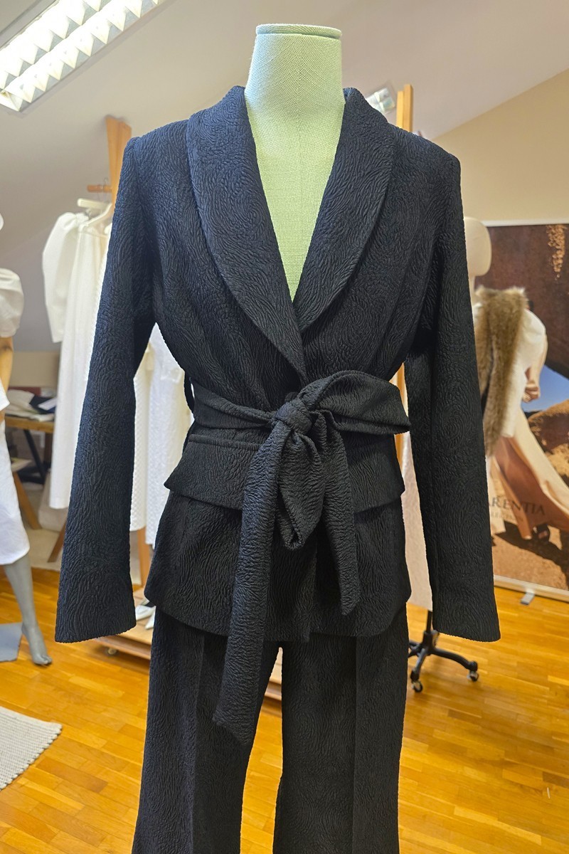 Traje de chaqueta y pantalón brocado color negro