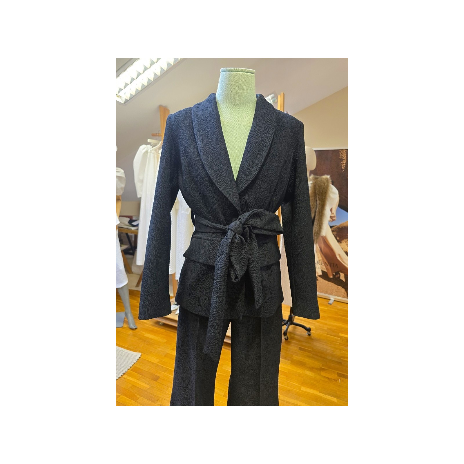 Traje de chaqueta y pantalón brocado color negro