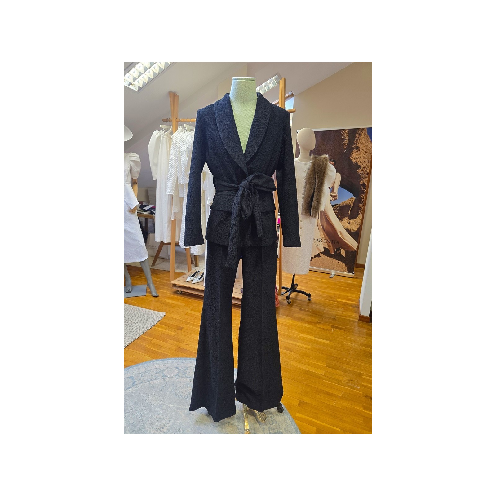 Traje de chaqueta y pantalón brocado color negro
