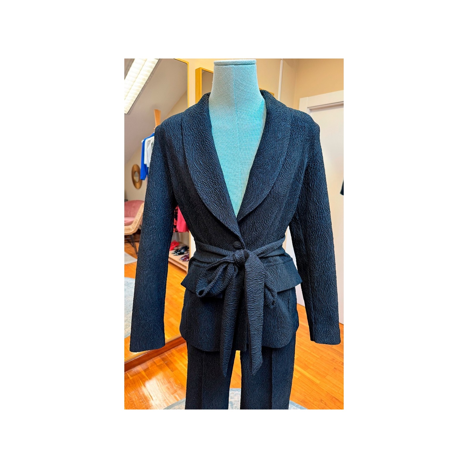 Traje de chaqueta y pantalón brocado color negro