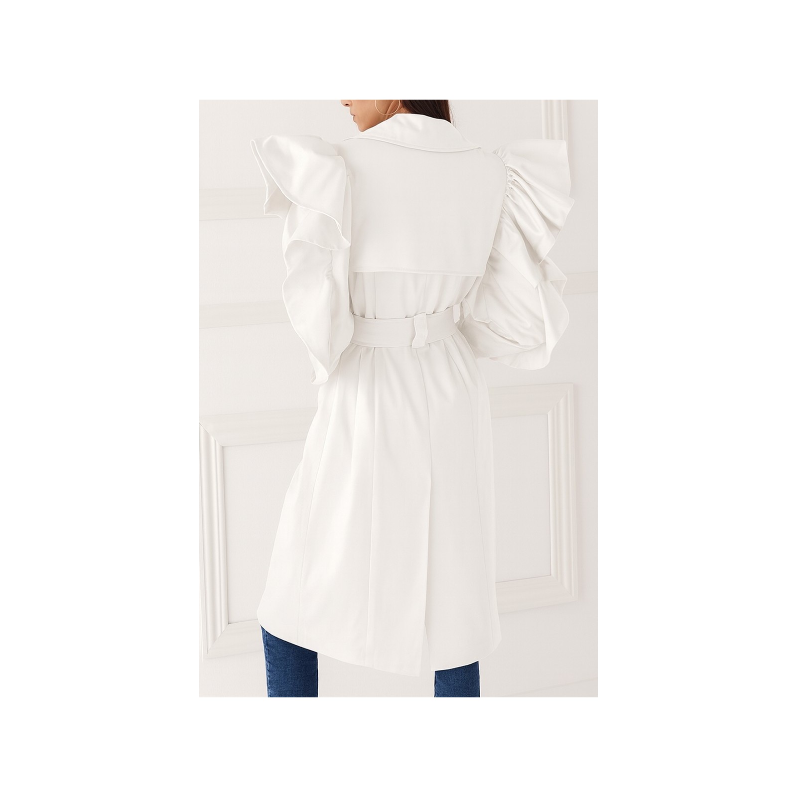 gabardina con volantes larga de color blanco