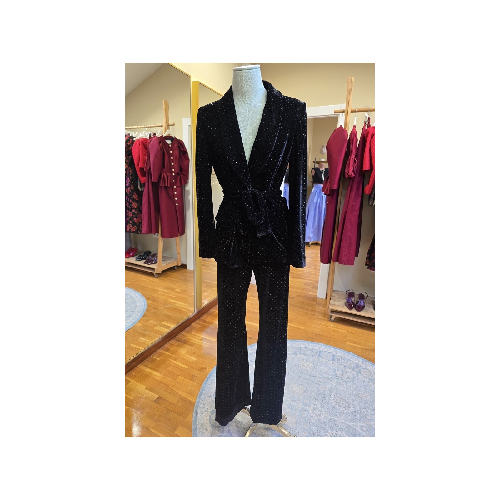 traje de chaqueta y pantalón terciopelo negro