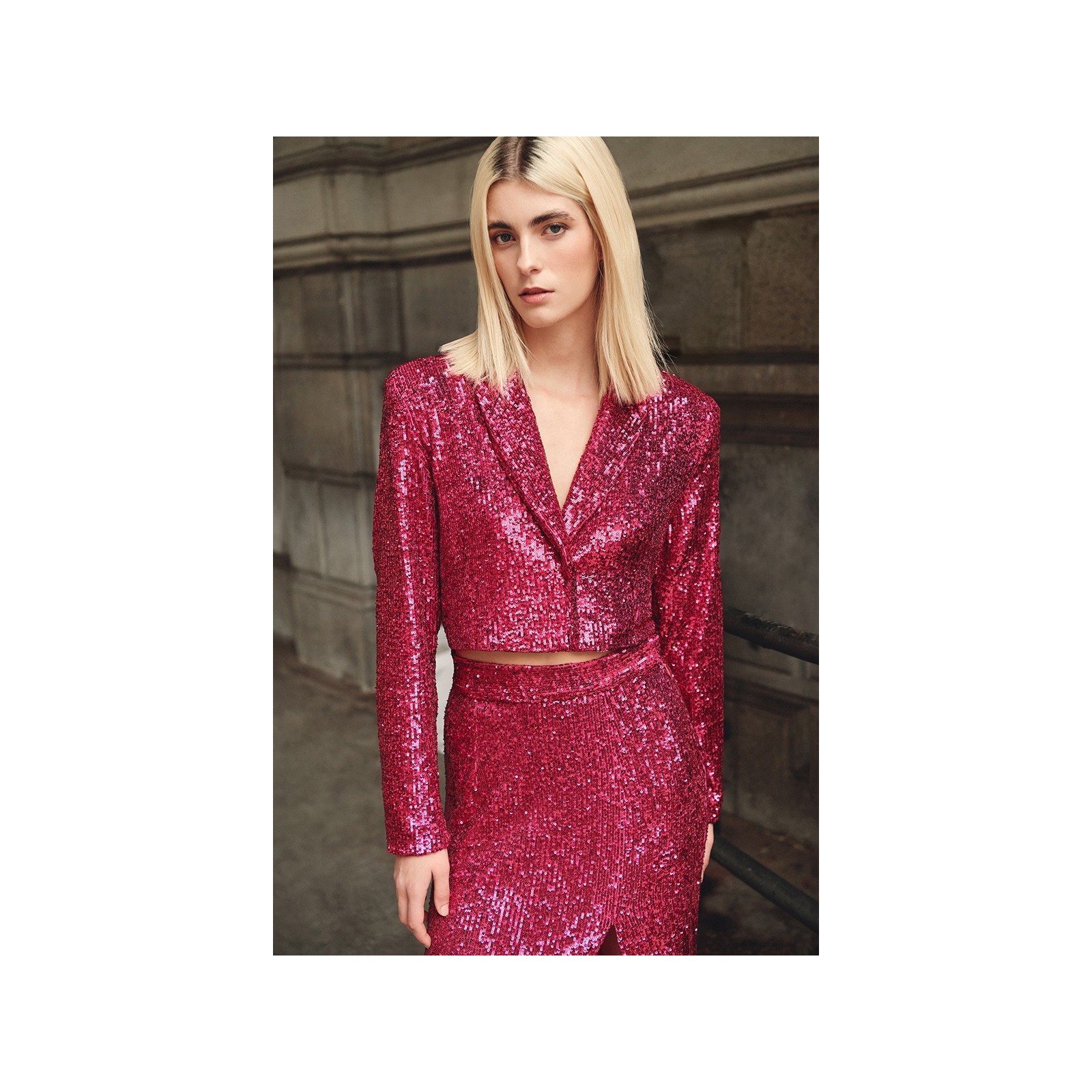 Chaqueta corta de lentejuelas frambuesa para invitada