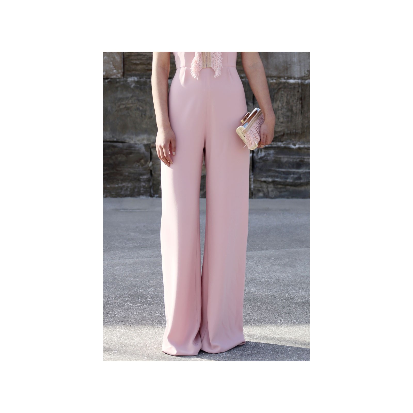 bolso de fiesta de laton dorado con flecos rosa cuarzo para