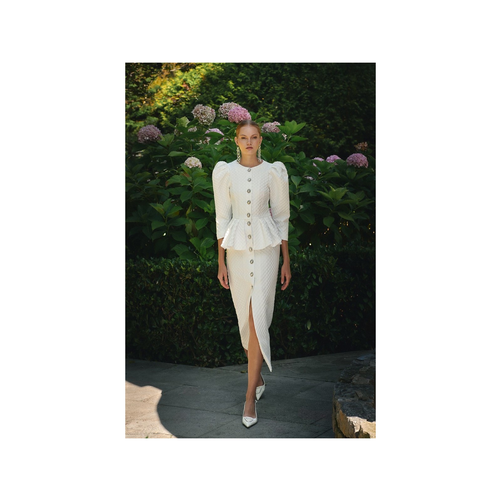 vestido brocado blanco con peplum manga abullonada de novia civil